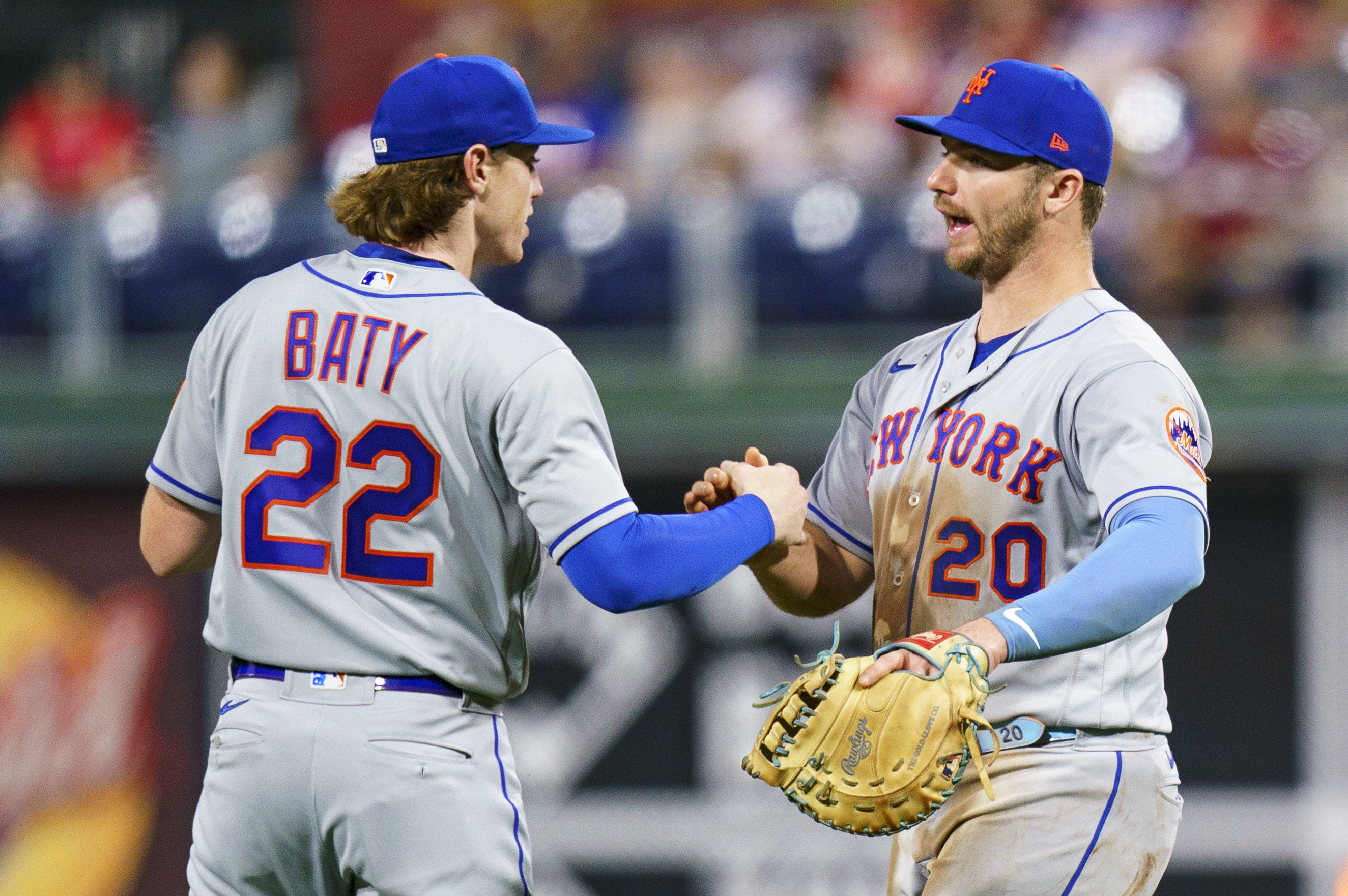 Mets hang on to edge Phils in doubleheader opener