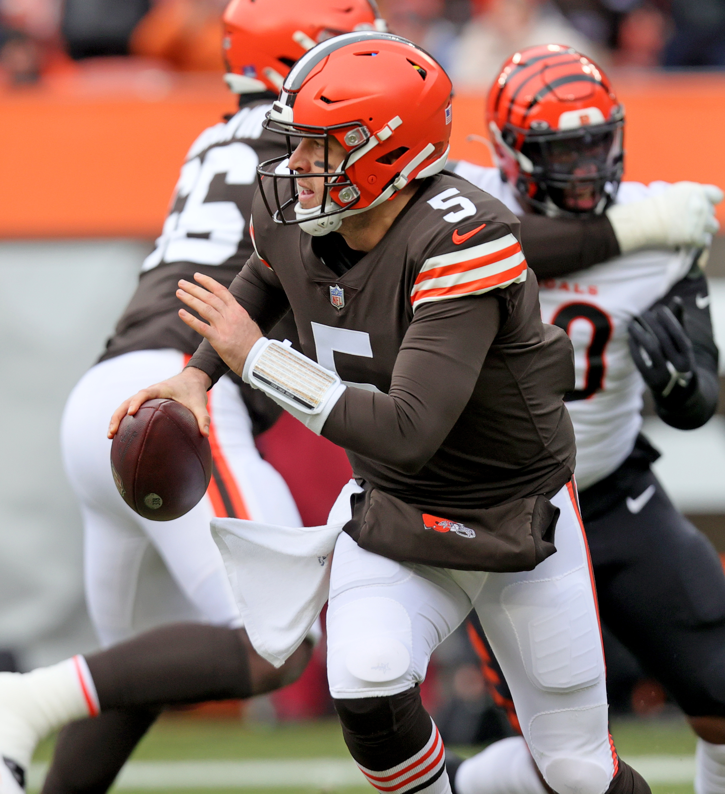 Cincinnati Bengals linebacker Clay Johnston (44) runs for the play