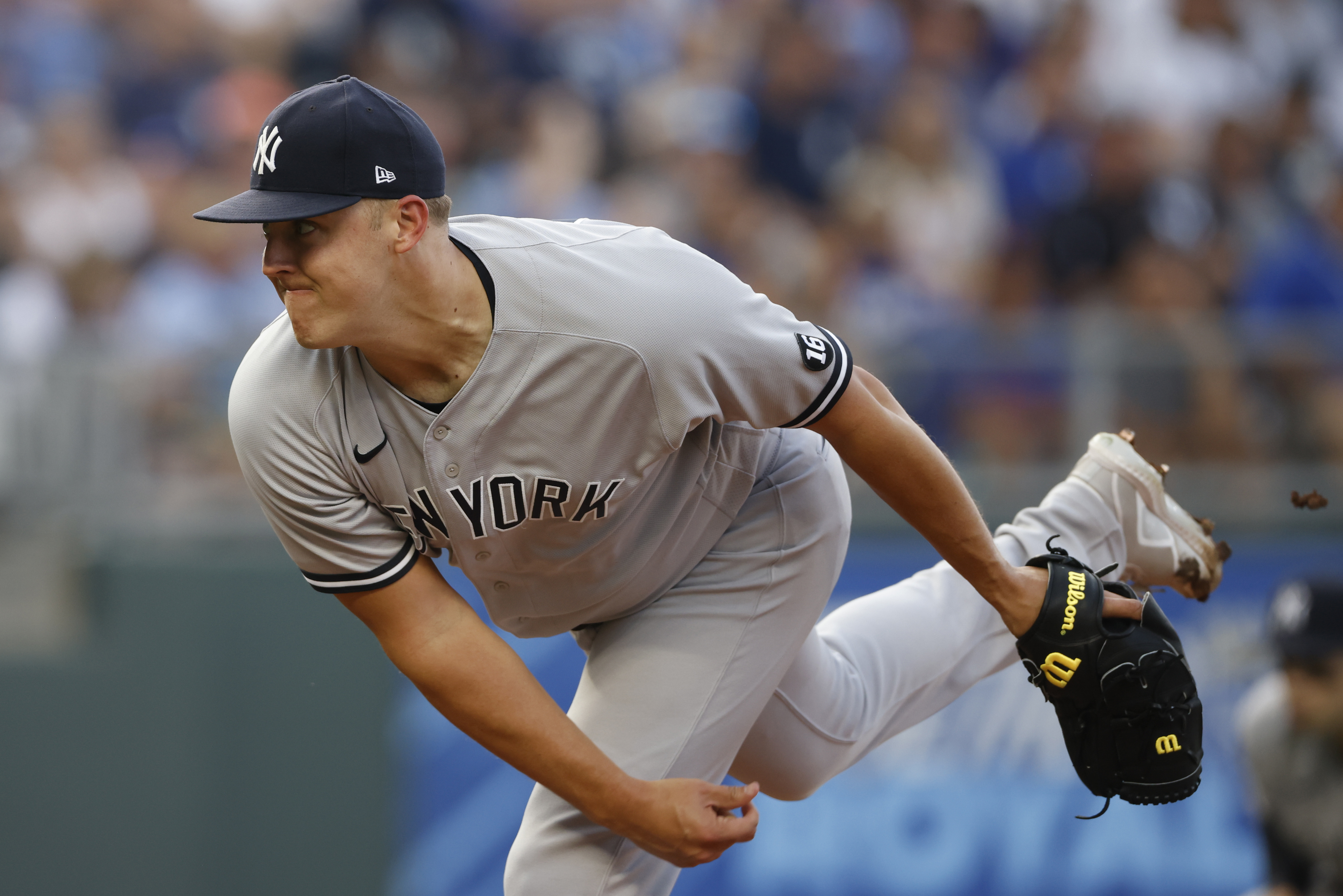 Yankees' Brett Gardner nearly breaks his face during dugout