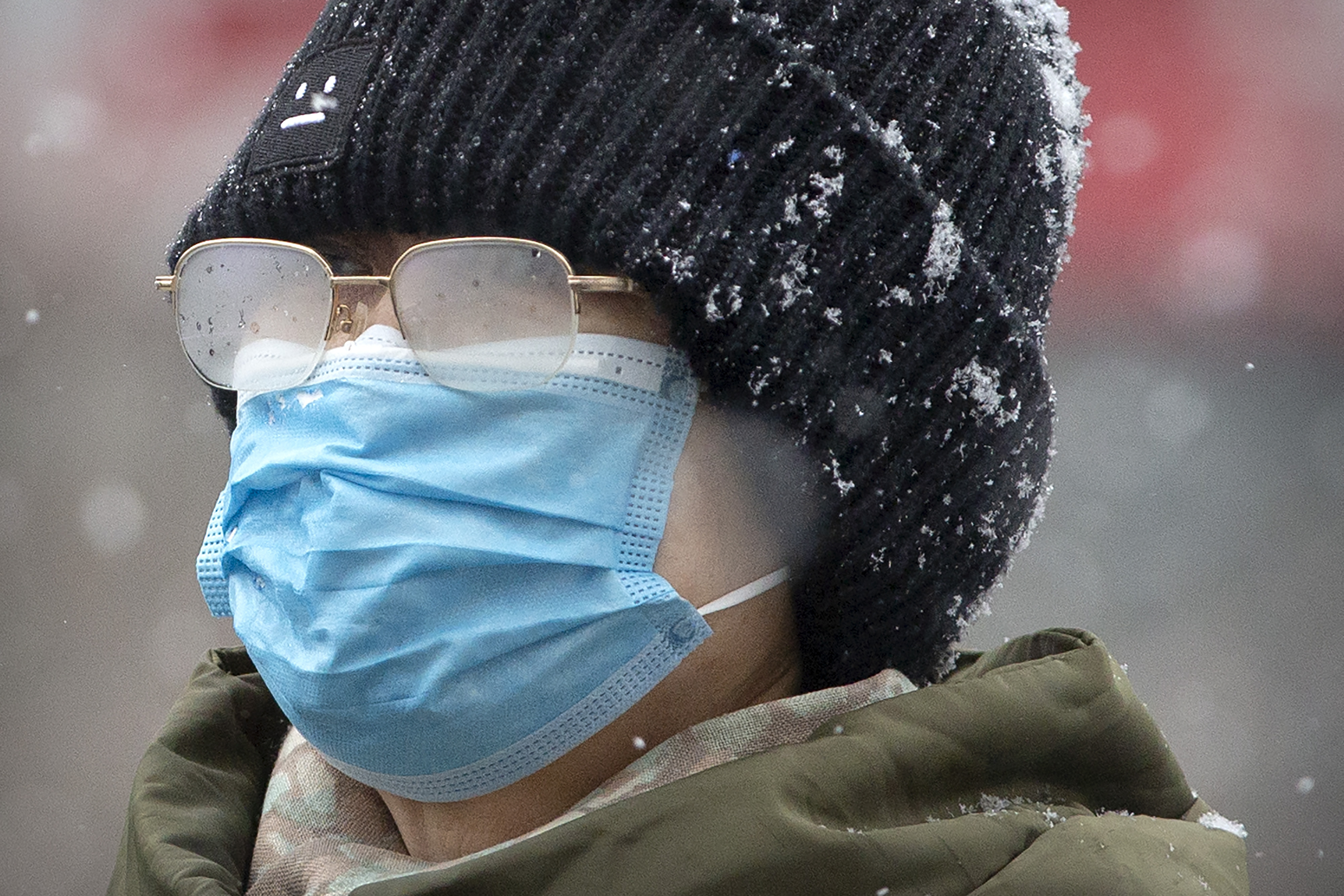 Почему нужна маска. Девушка в медицинской маске зимой. Человек в маске от Мороз. Маска Мороза. Люди в масках на улице зимой.