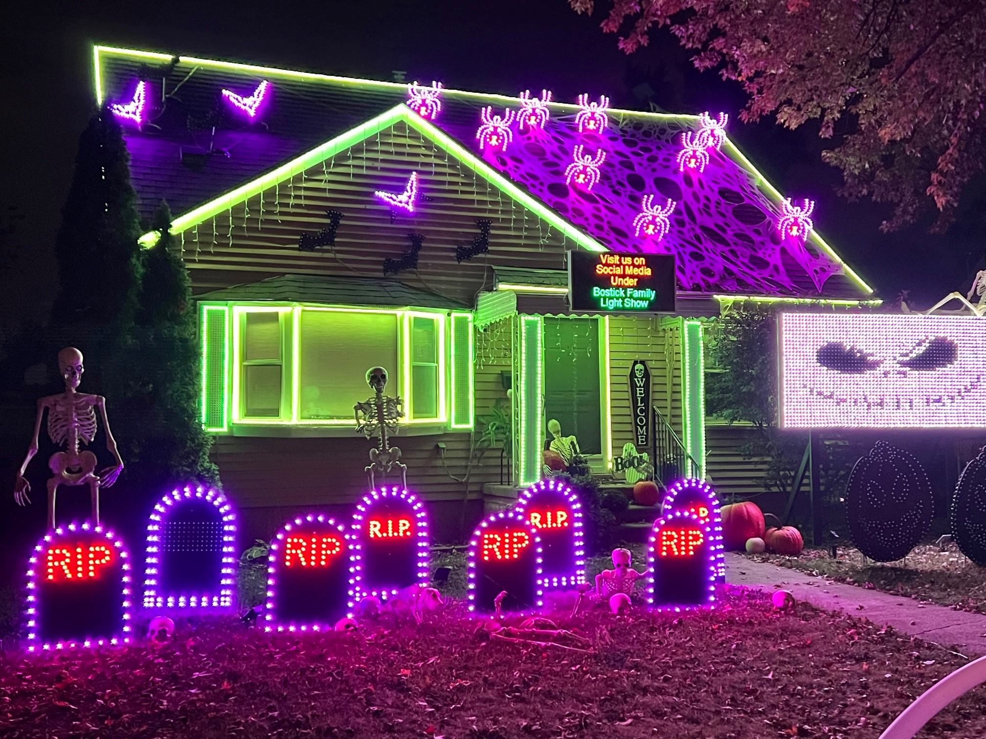 Insane Halloween house lights up in time to Macklemore's 'Downtown' (VIDEO)