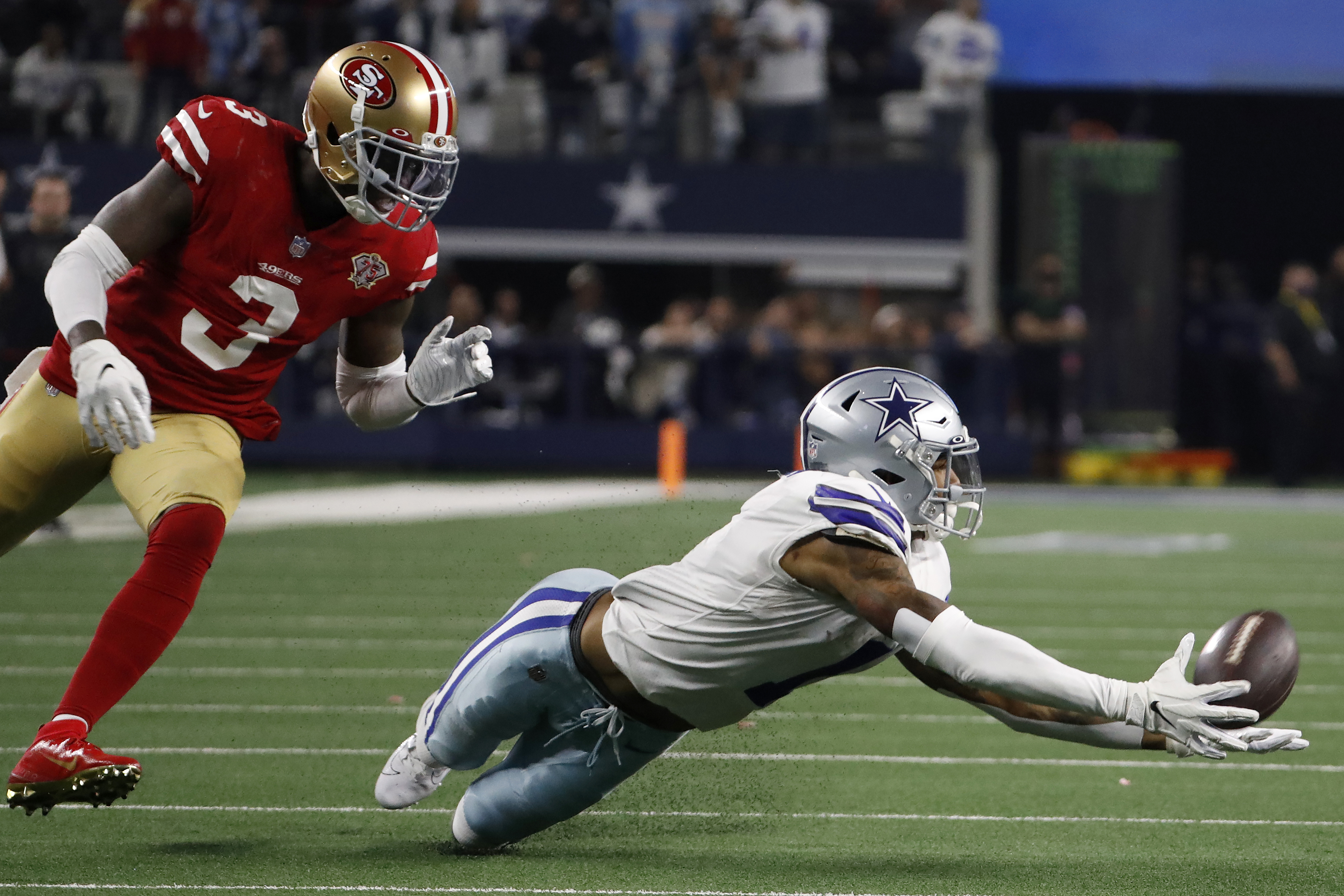 Philadelphia, United States. 28th Jan, 2023. San Francisco 49ers wide  receiver Deebo Samuel (19) runs the ball against the San Francisco 49ers in  the first quarter in the NFC Championship Game at