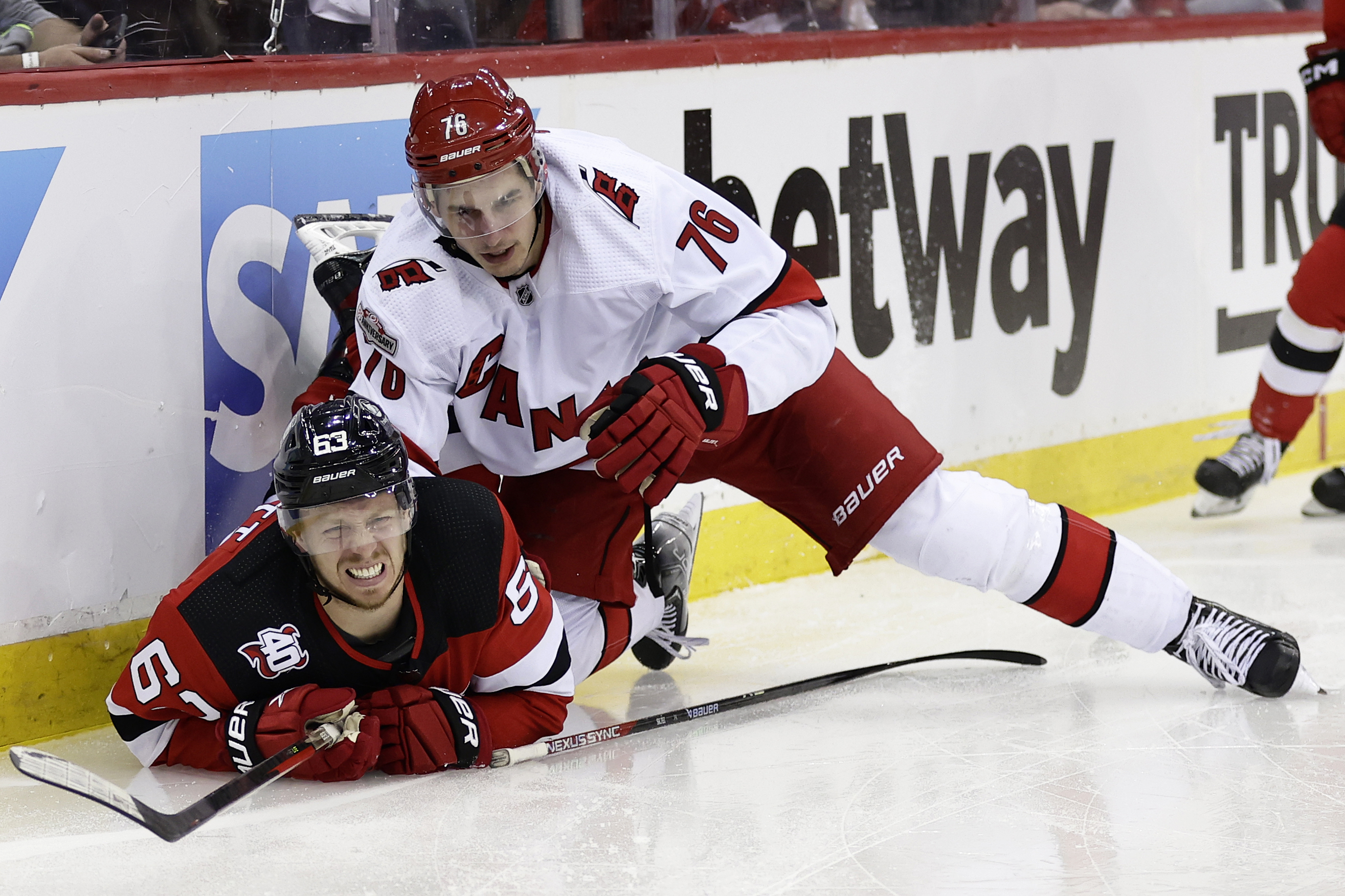 NHL playoffs: Hurricanes take 3-1 lead on Devils, Stars even