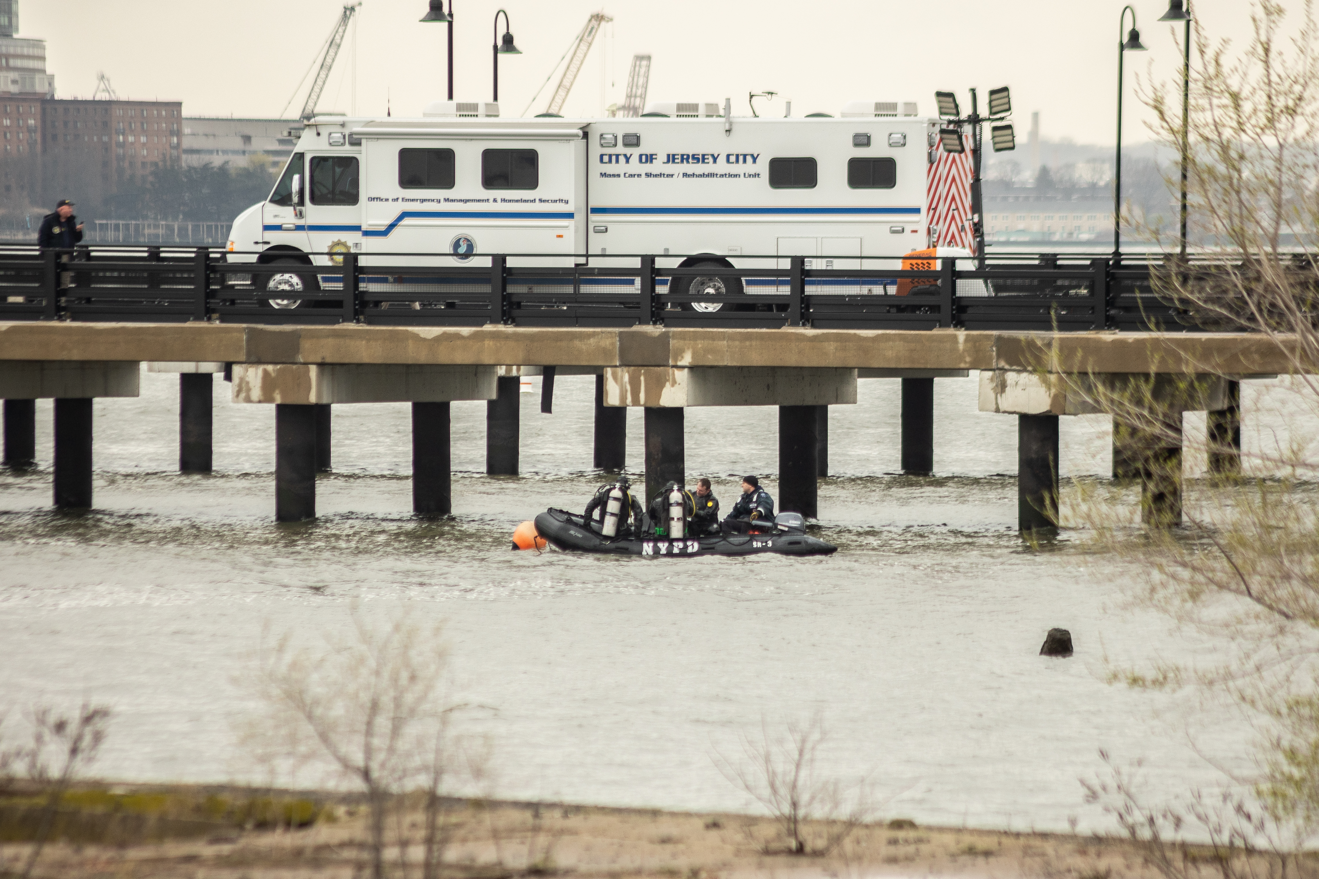 Divers resume search for helicopter parts after it crashed into