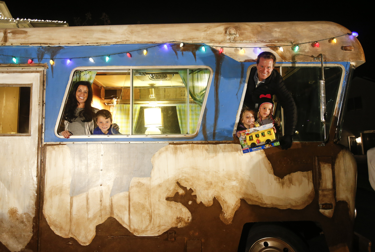 Homeowner recreates Griswold's 'Christmas Vacation' light display. There's  even an RV! 