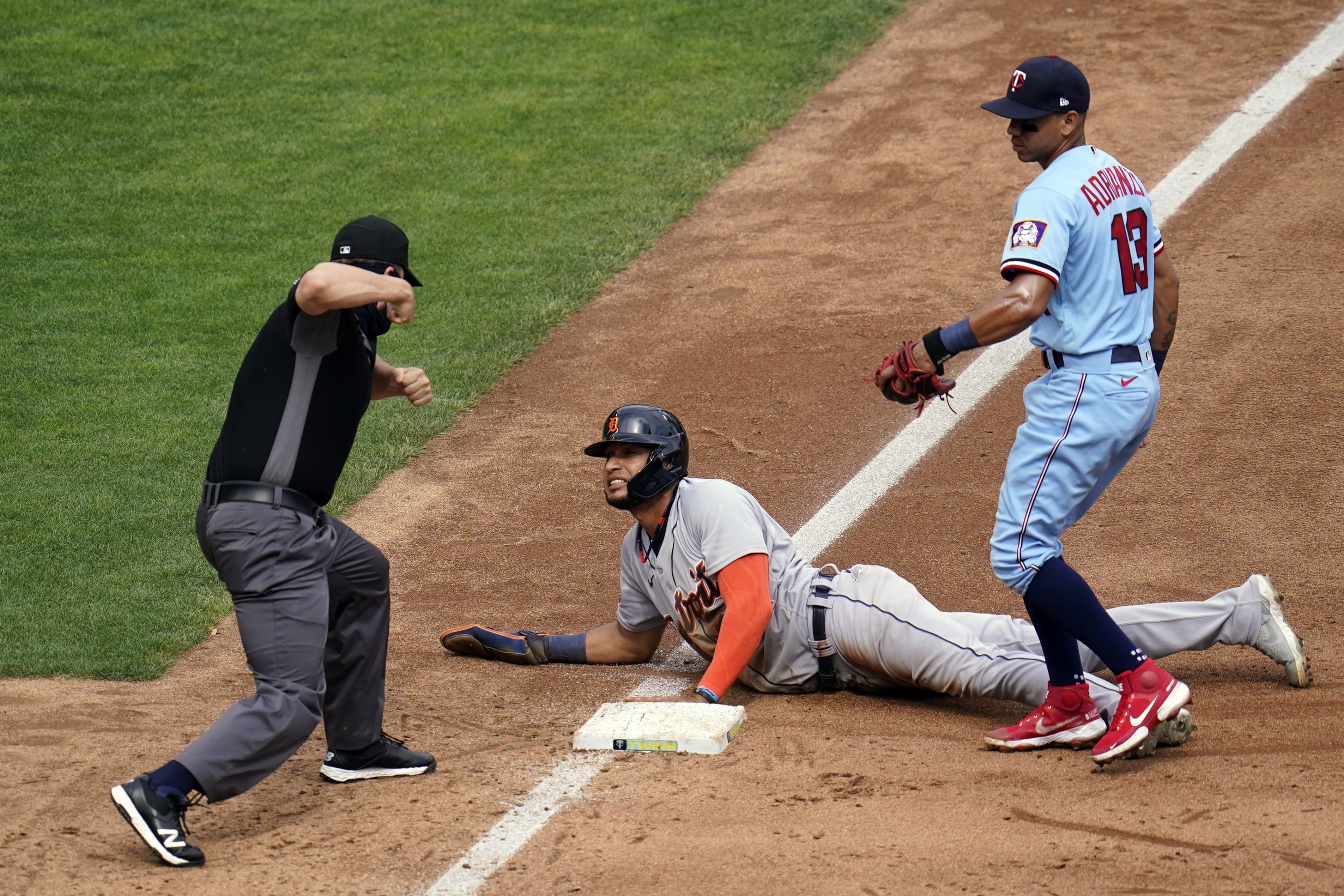 Home plate umpire Chris Segal hit by Josh Donaldson's bat