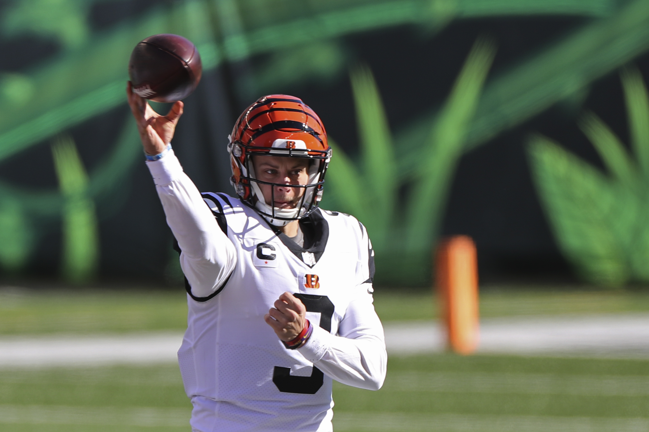 Cincinnati Bengals' quarterback, No. 1 pick Joe Burrow carted off the field  with a knee injury 