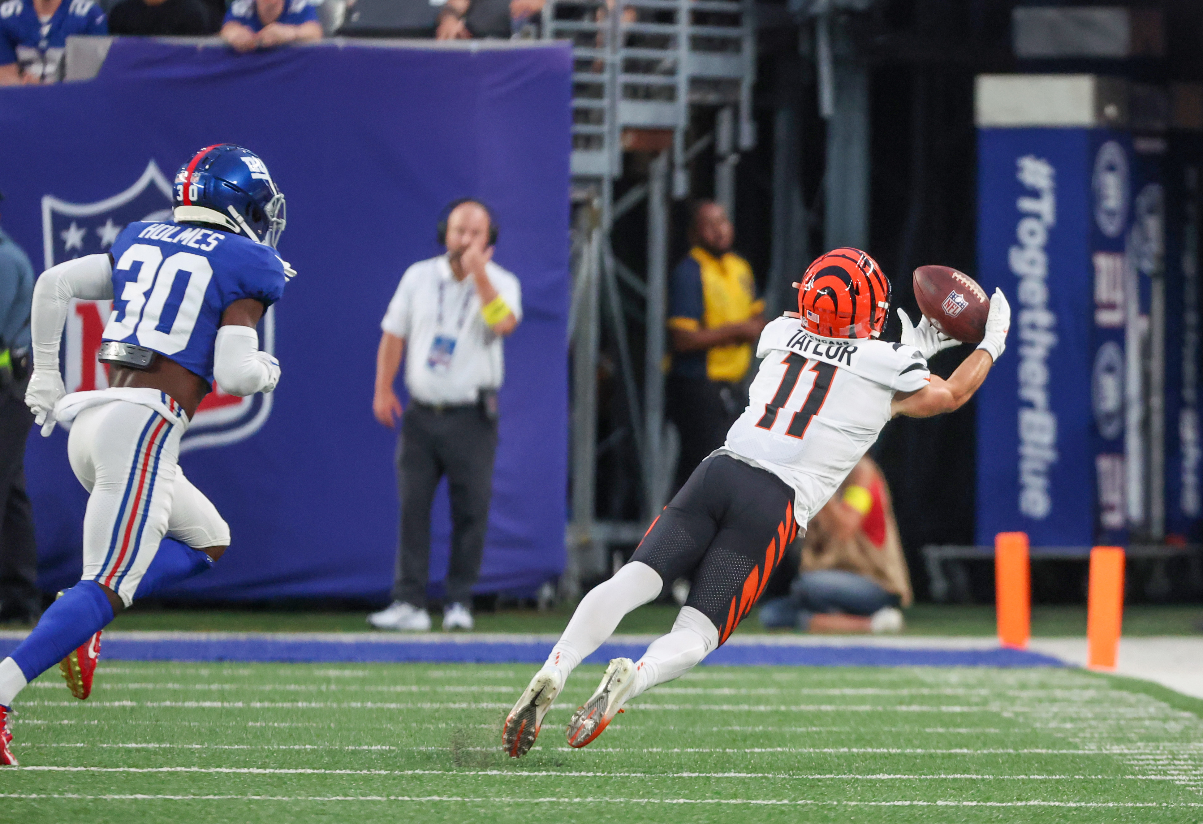 Cincinnati Bengals wide receiver Stanley Morgan (17) and