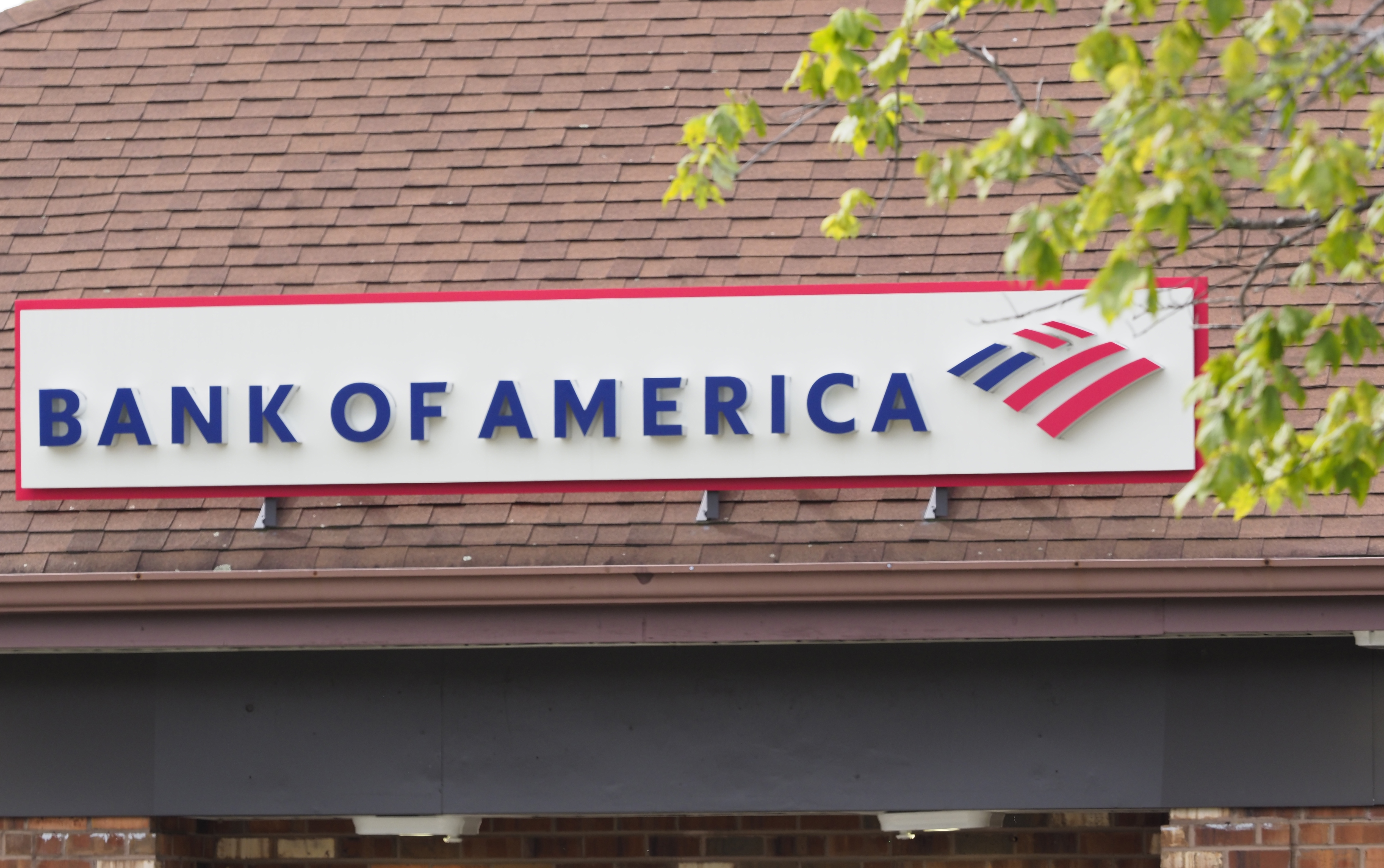 Armored truck driver shot, robbed outside Pa. bank: reports