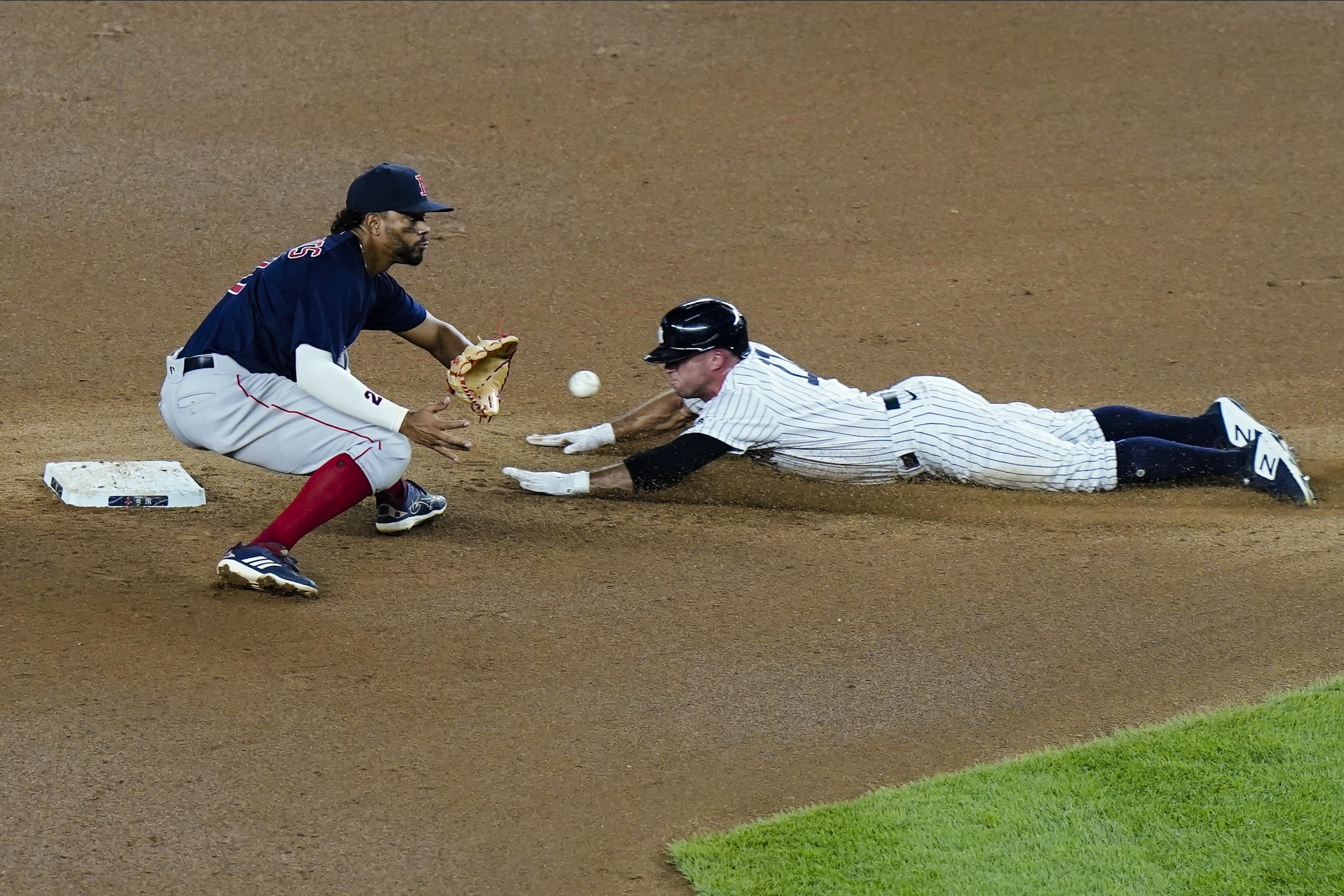 New York Yankees' Mike Tauchman leaves game vs. Red Sox with injury