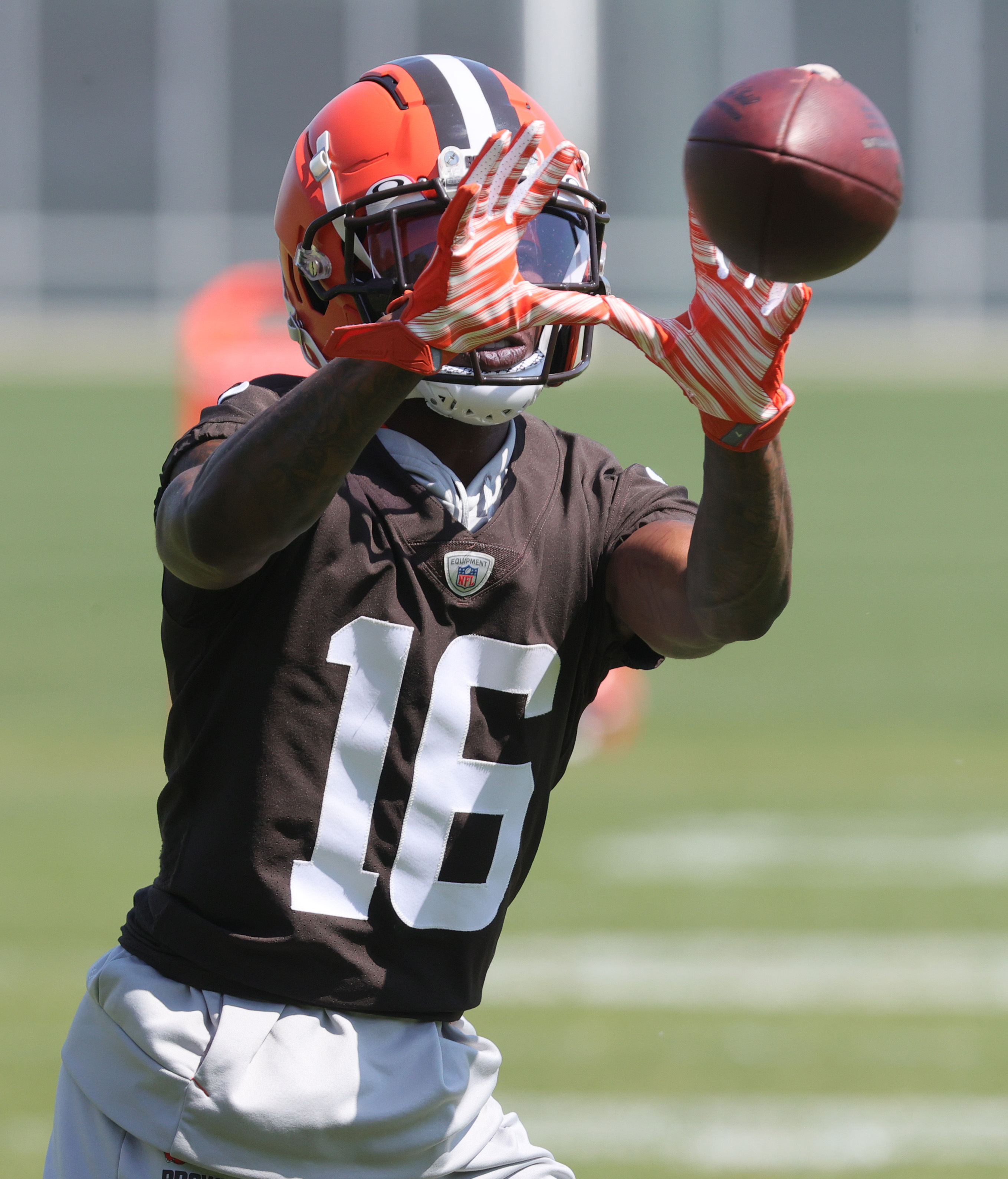 Jaelon Darden Makes One Handed Catch