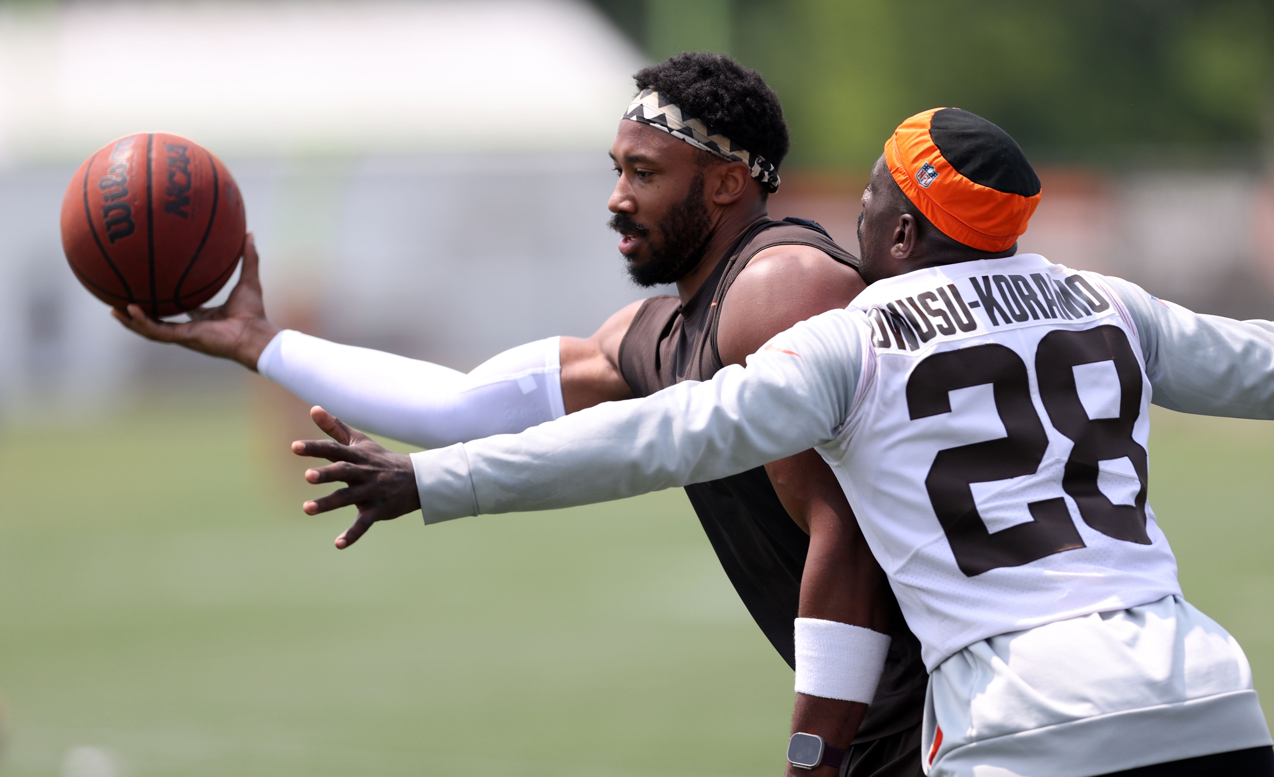 Which jersey number has Browns LB Jeremiah Owusu-Koramoah switched to for  2023? 