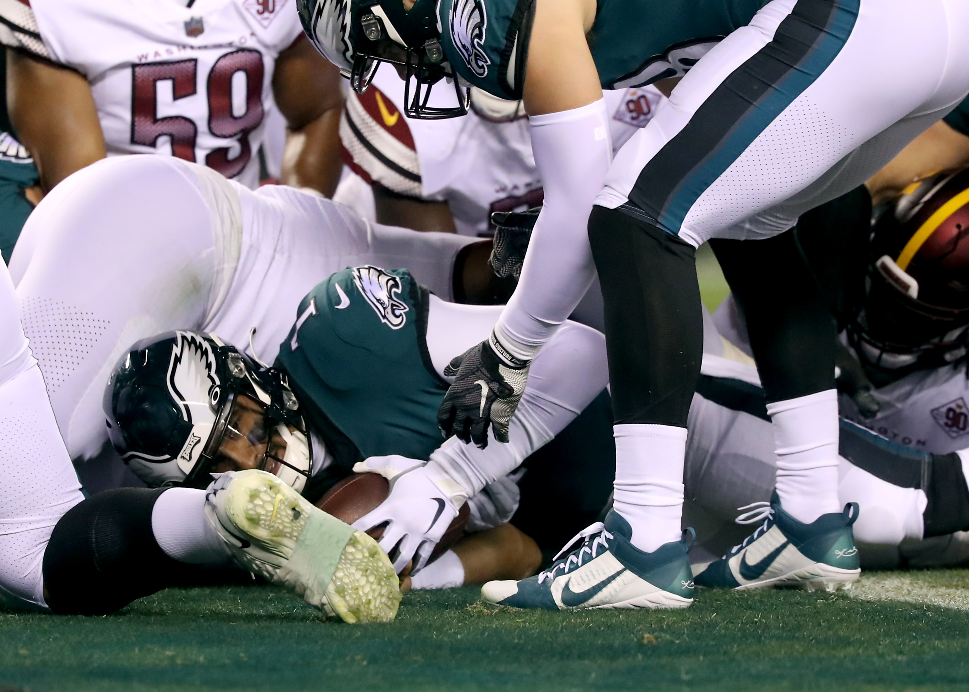 Refs miss clear face mask penalty in Eagles-Commanders Monday Night  Football game [VIDEO] - DraftKings Network