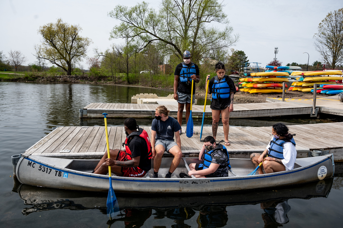 Warm weather draws kayakers, canoers to Gallup Park Canoe Livery