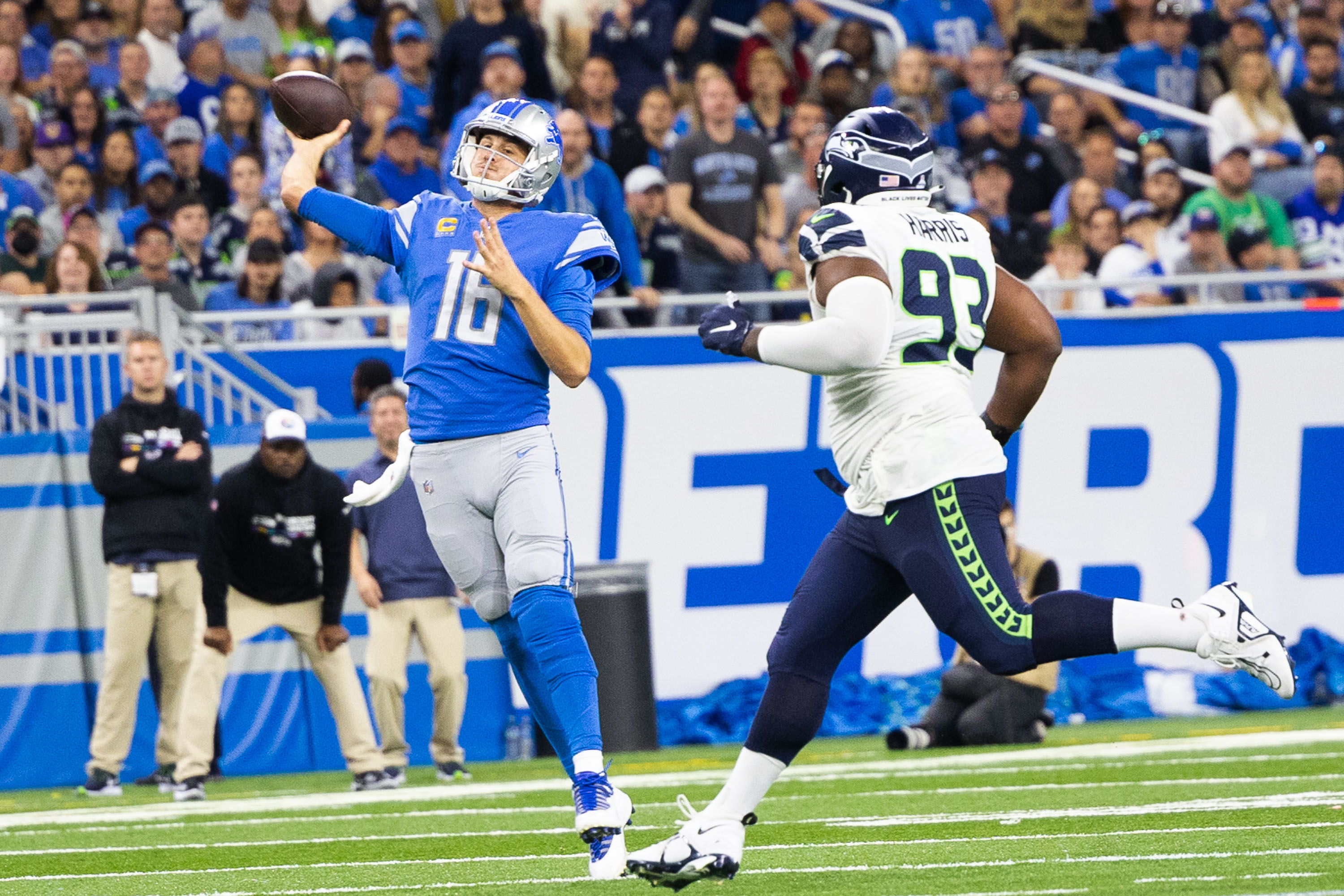 Seahawks outlast Lions, hold off comeback in wild 48-45 win