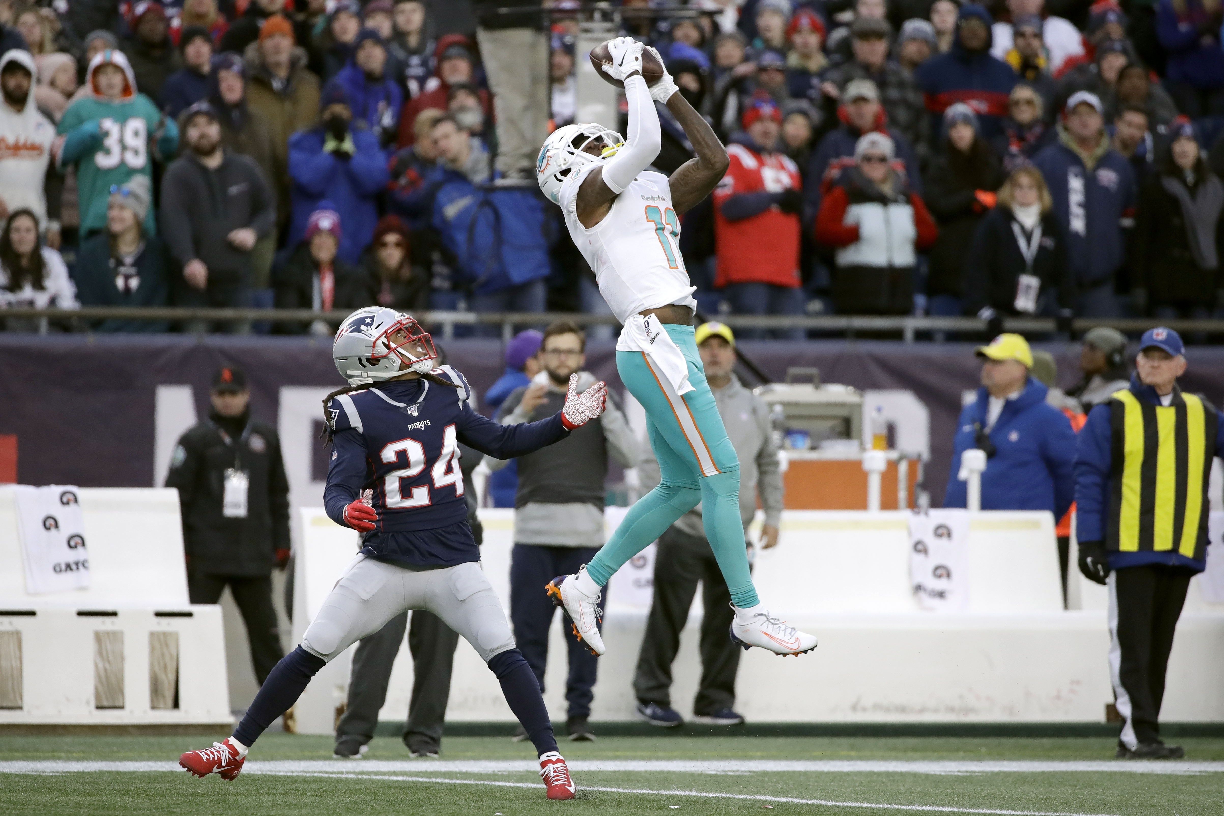Patriots complete trade with Dolphins for DeVante Parker