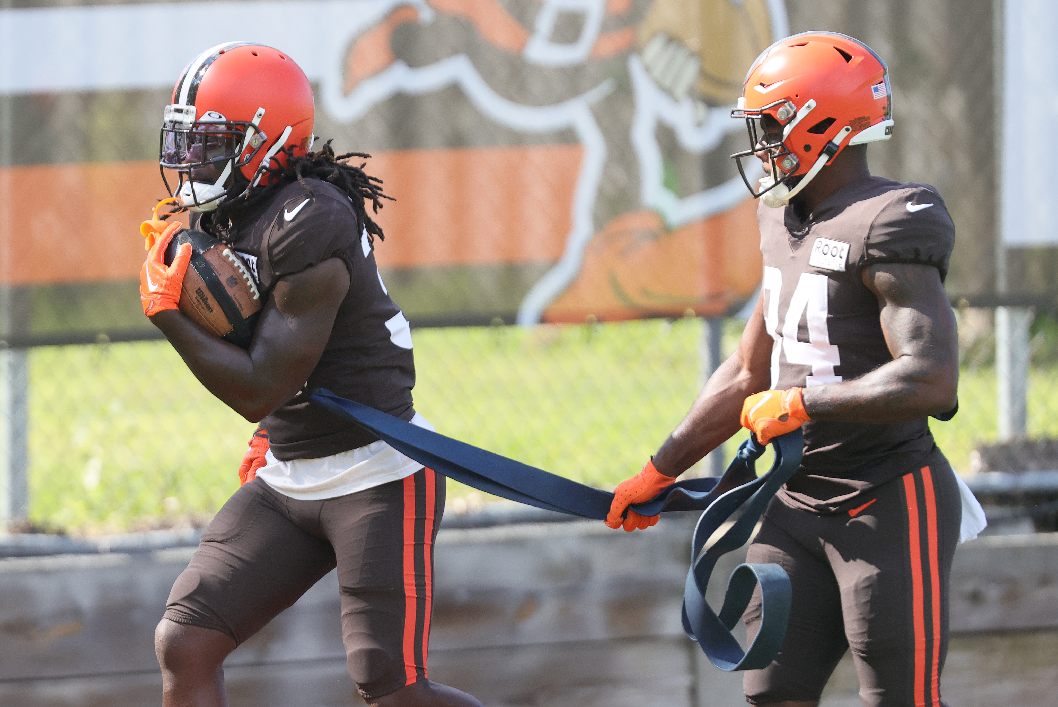 Terry Pluto: It's critical that Cleveland Browns RB Kareem Hunt is around  the facility during his suspension