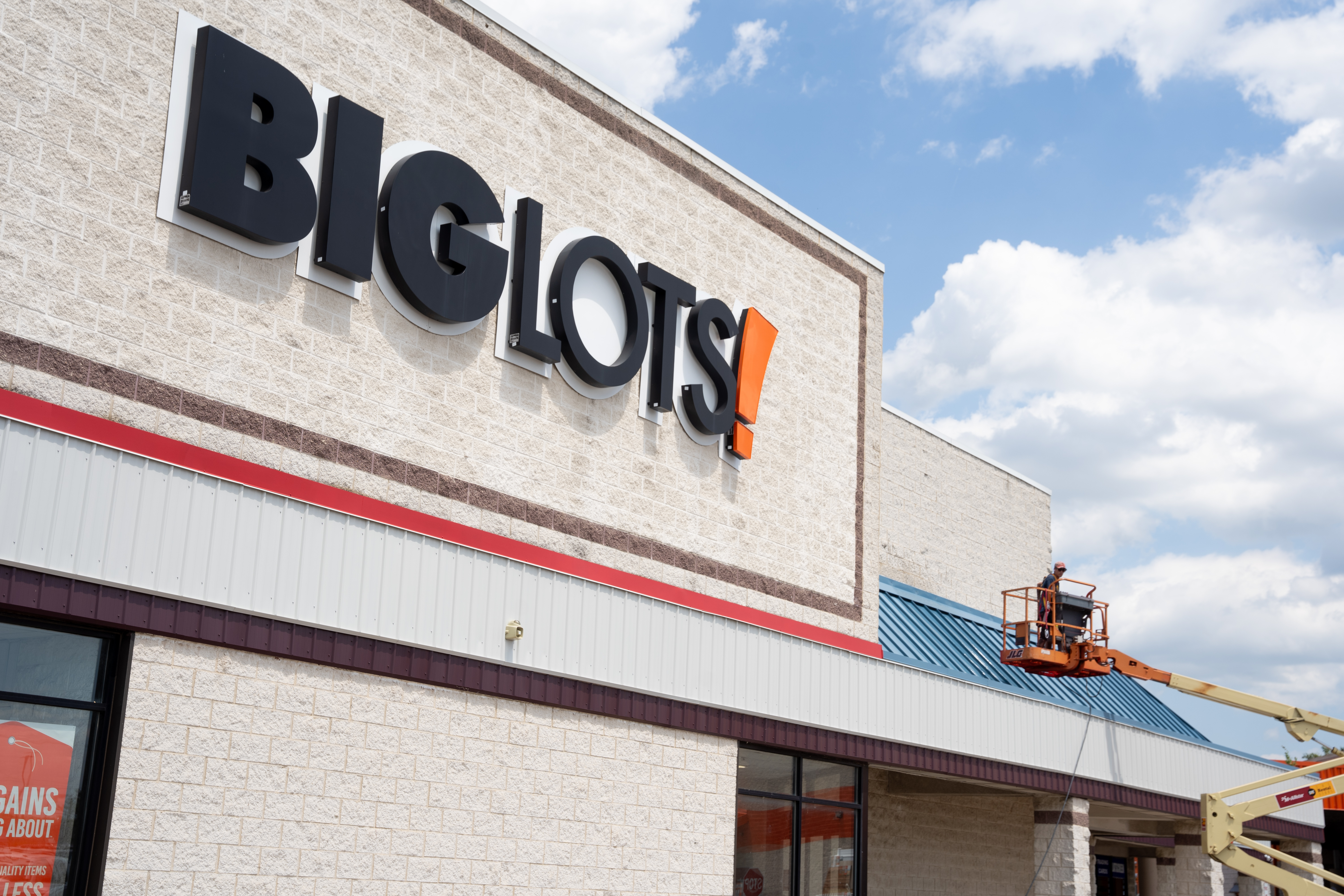 Woman killed, man injured in shooting in Decatur Big Lots parking lot - al .com