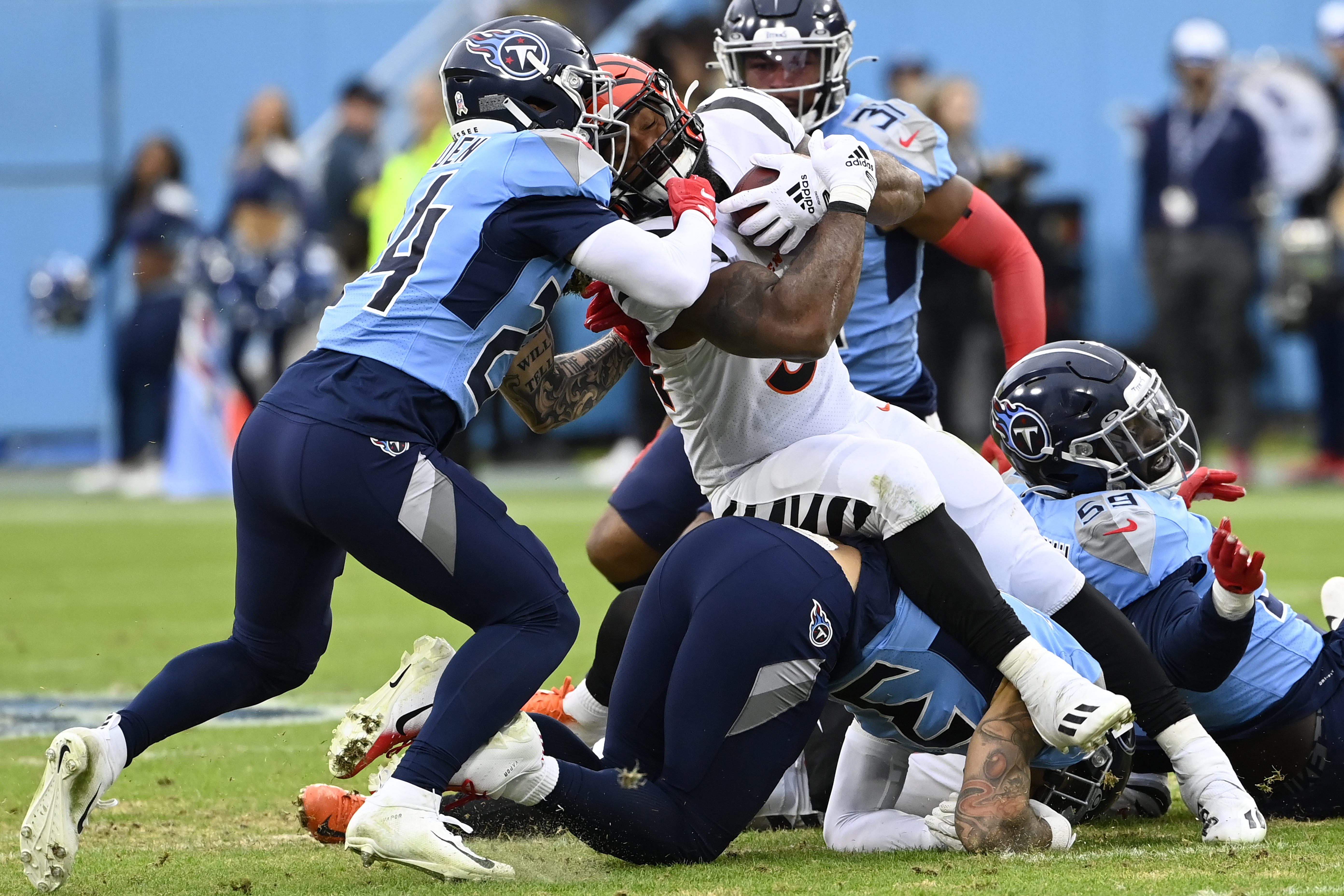 Watch the Bengals tie the Titans at 10 with Samaje Perine's TD run 