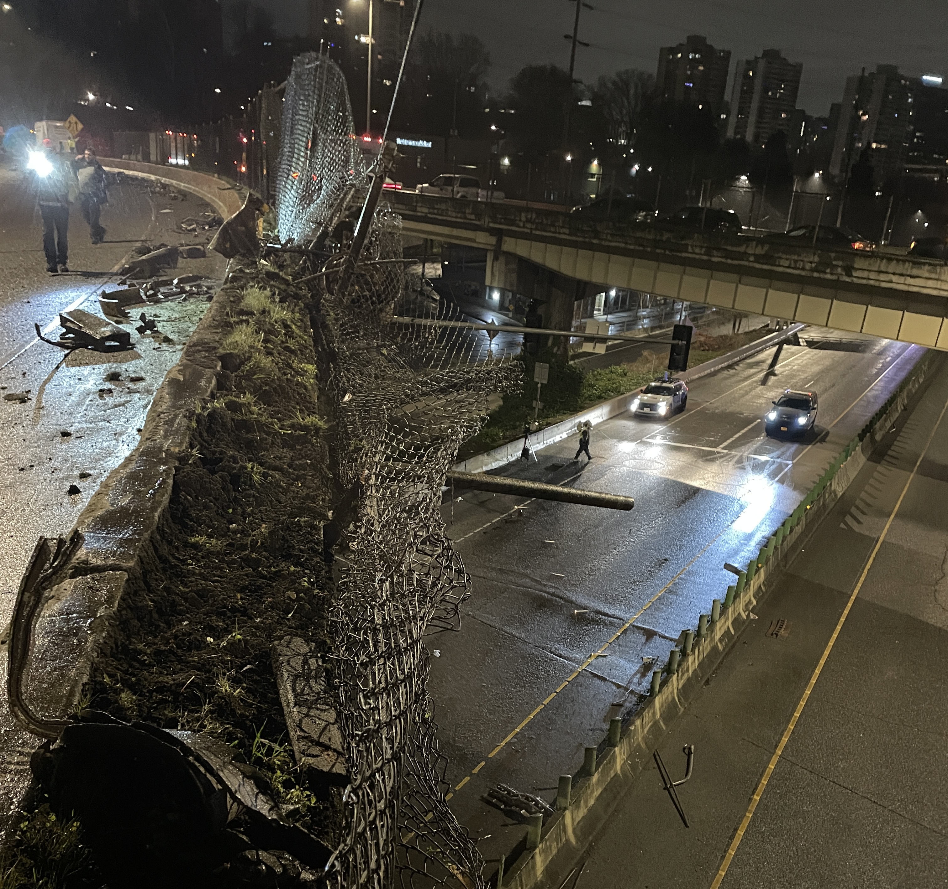 Noc Northbound I-405 closed due to jackknifed semi-truck - YouTube