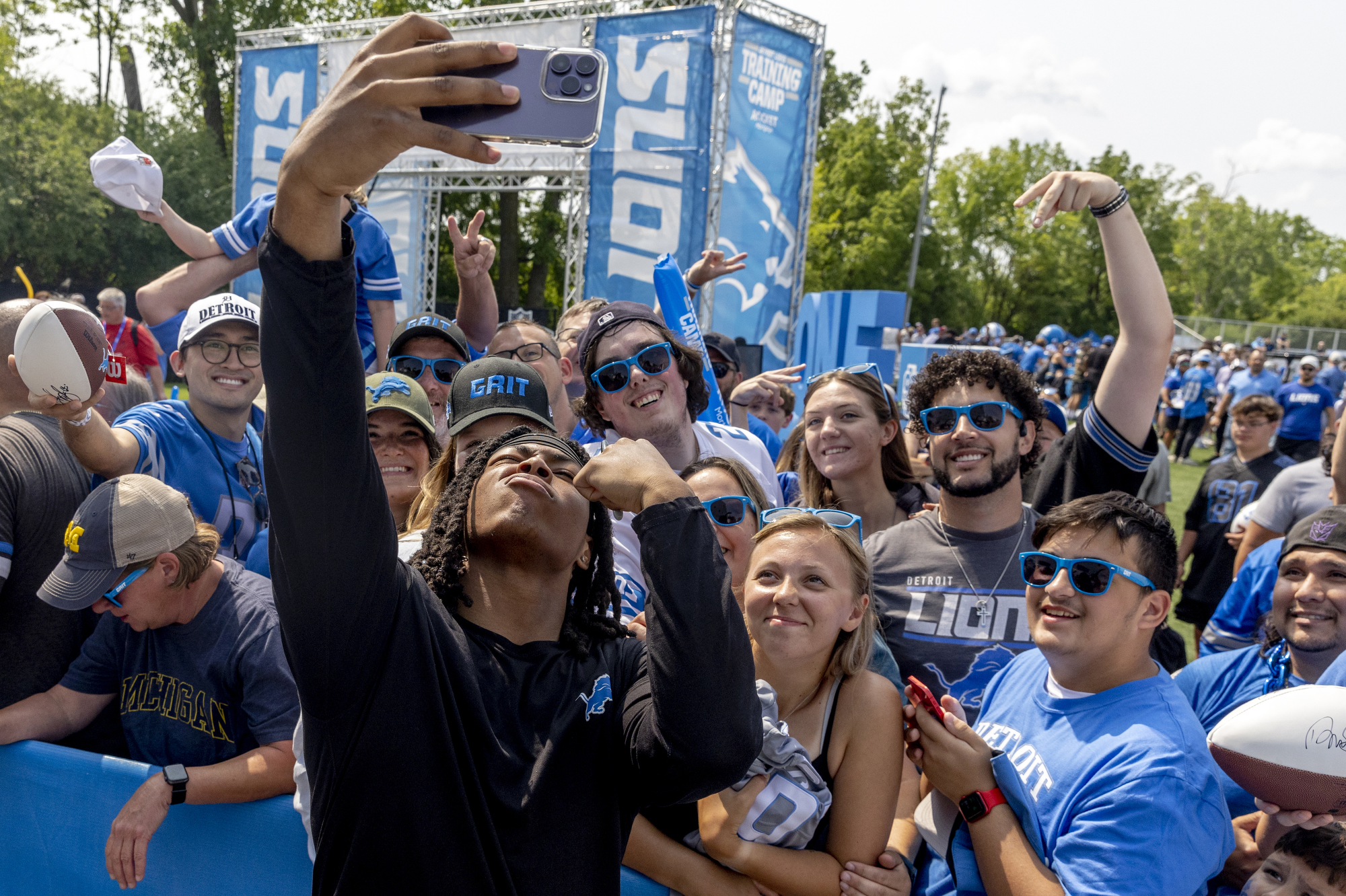 Aidan Hutchinson's smile, Jahmyr Gibbs selfie: See more photos