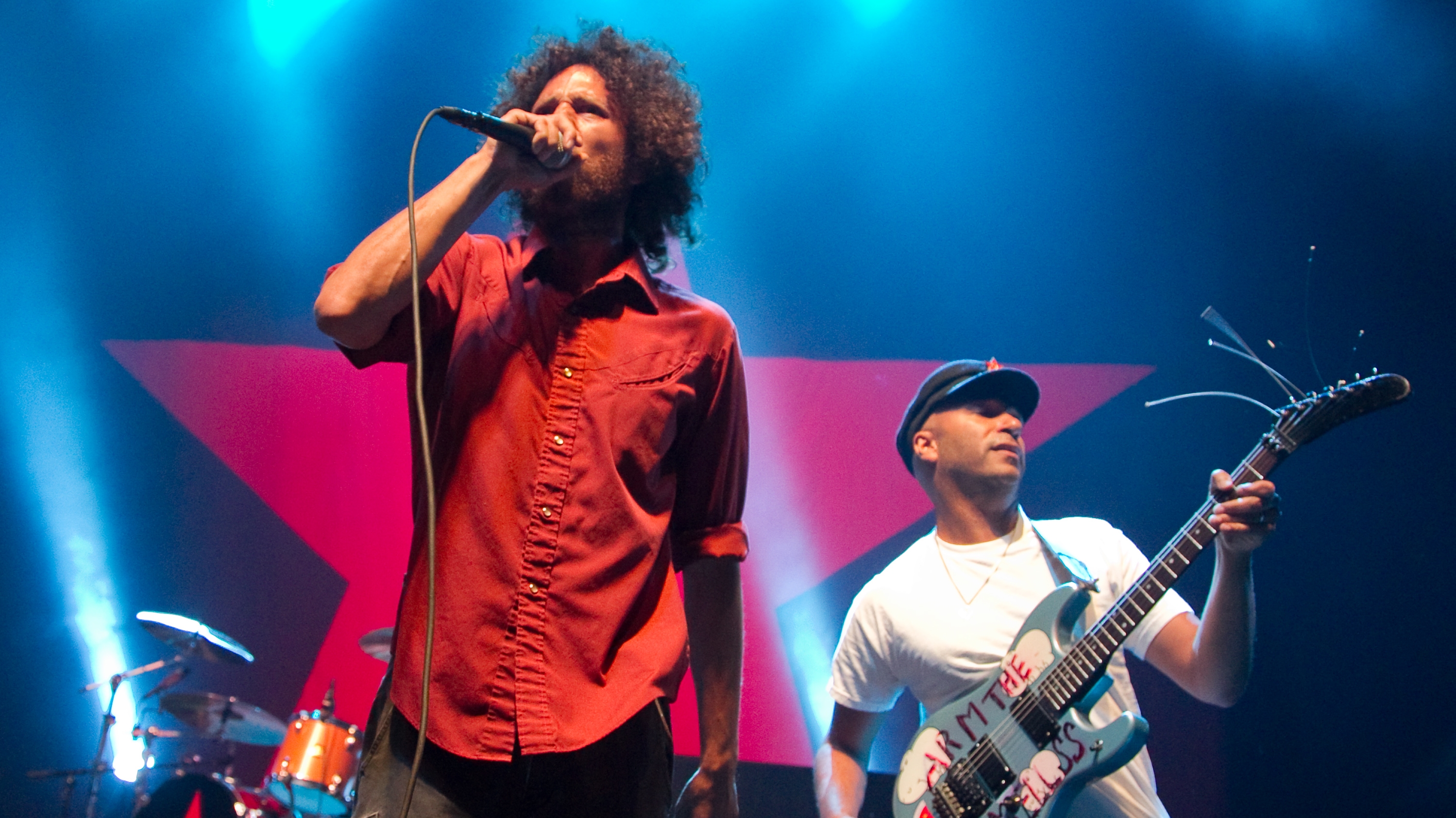 Tom Morello tackled by security during Rage Against the Machine show