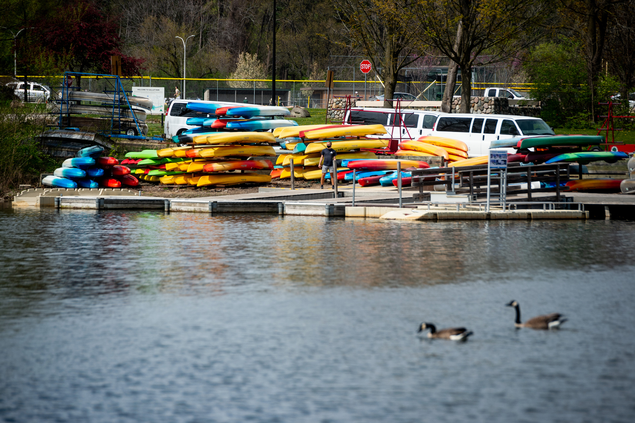 Warm weather draws kayakers, canoers to Gallup Park Canoe Livery