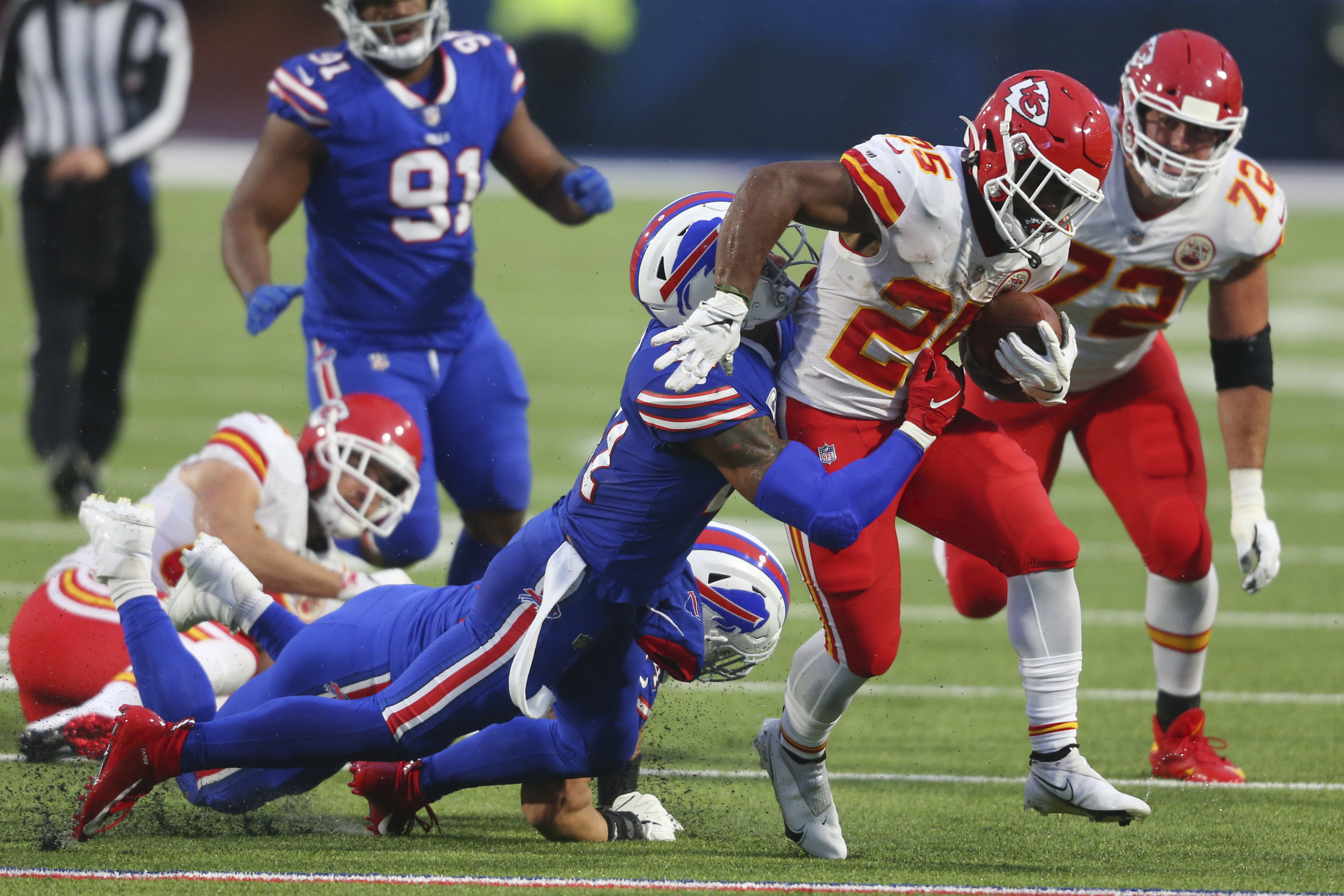 Chiefs, Edwards-Helaire run away with 26-17 win over Bills Le'Veon