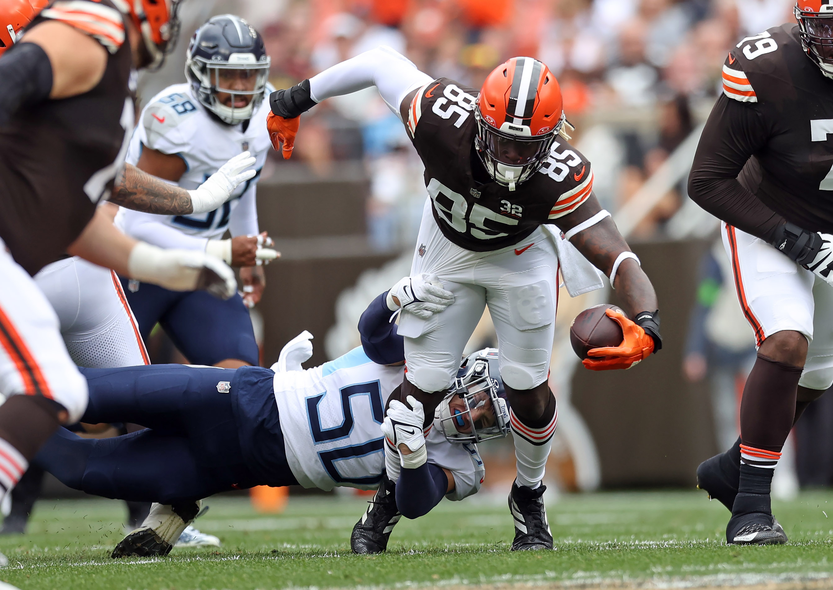 Browns: David Njoku shows up to Week 4 in a full mask after burns