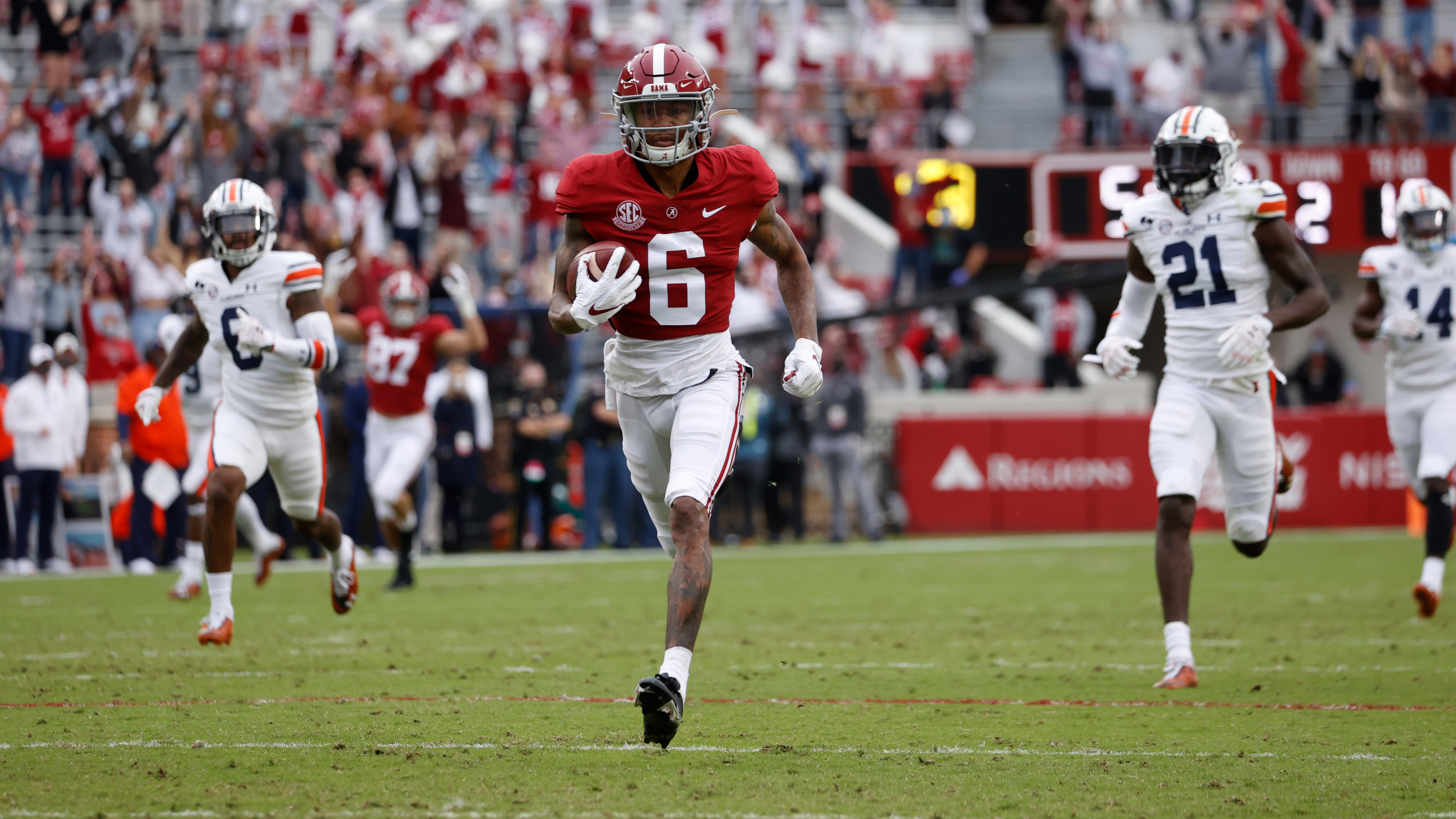 DeVonta Smith burns Auburn defenders for two Iron Bowl touchdowns 