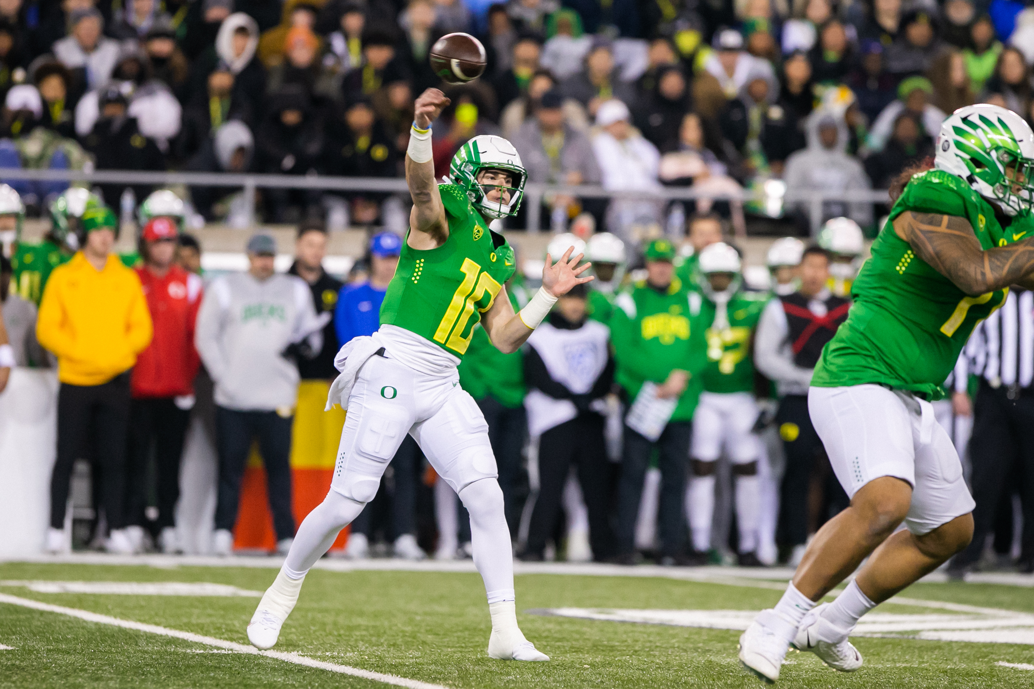 Bo Nix runs it in for a four yard touchdown, giving Oregon a 7-3 lead