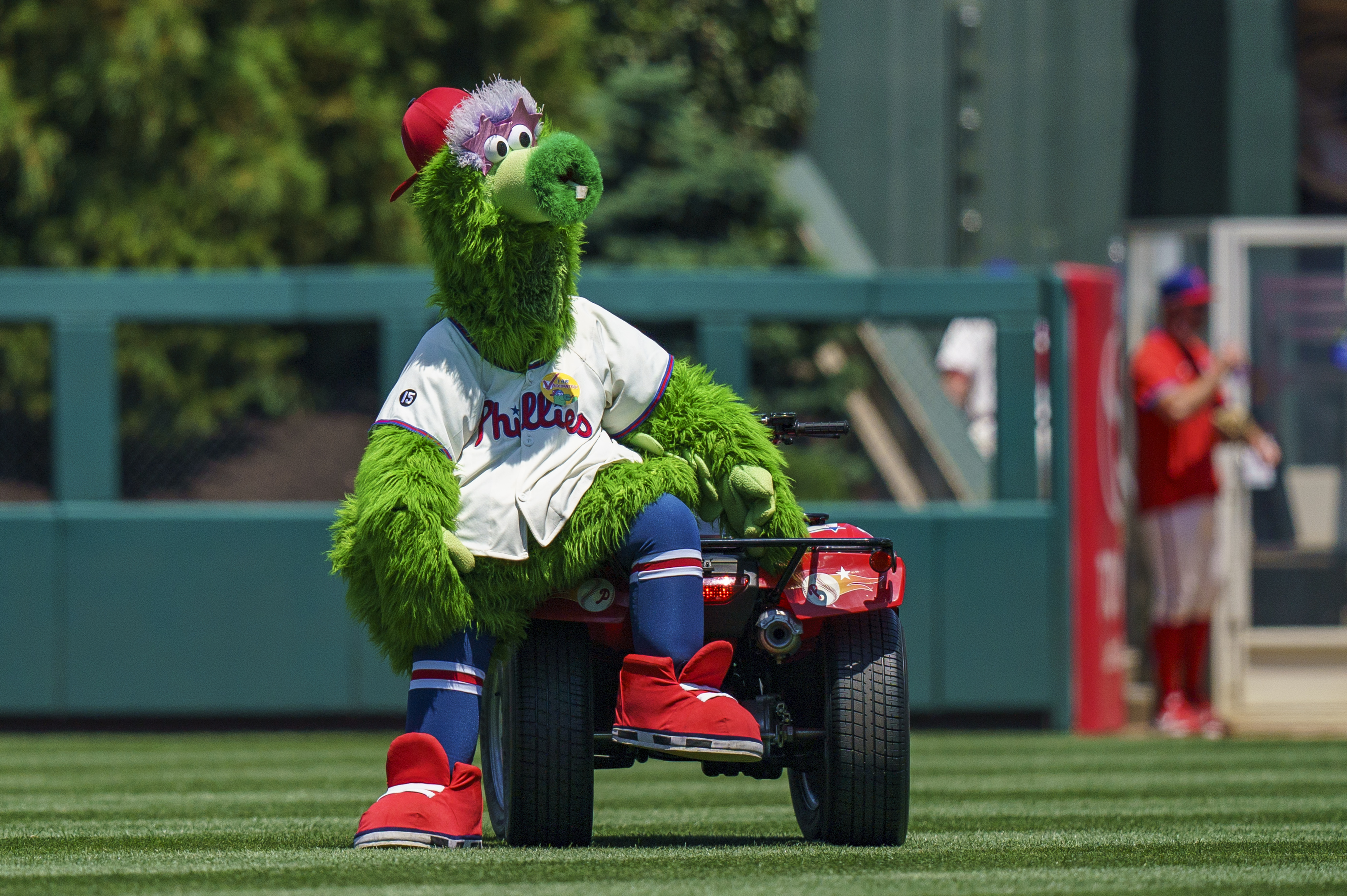 Phillie Phanatic trolls Yankees with helmet smash; displeases Giancarlo  Stanton