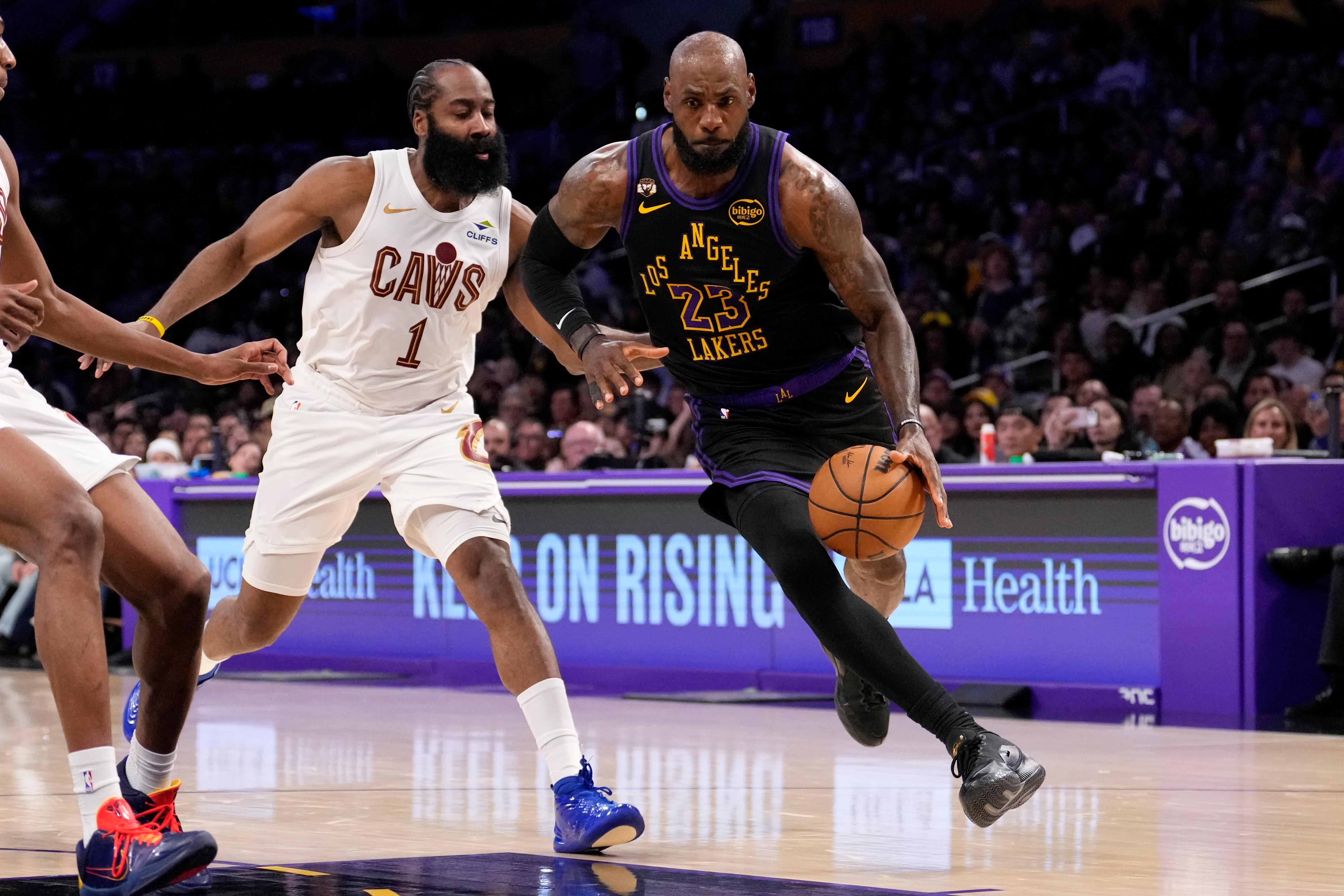Cavs get crushed by Lakers, 127-113, on historic night for LeBron