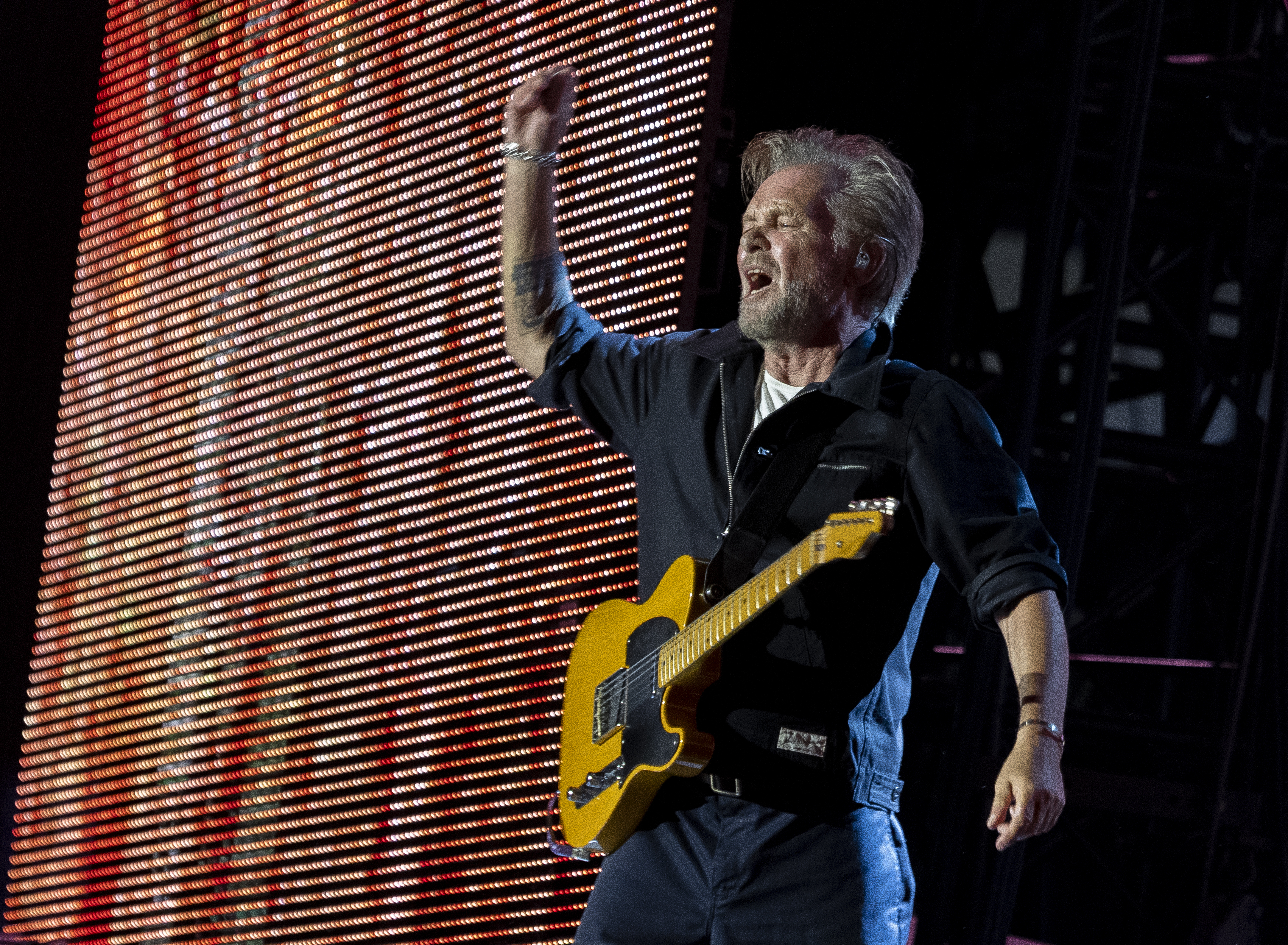 John Mellencamp getting in shape for tour... by smoking cigarettes on a  treadmill (video)