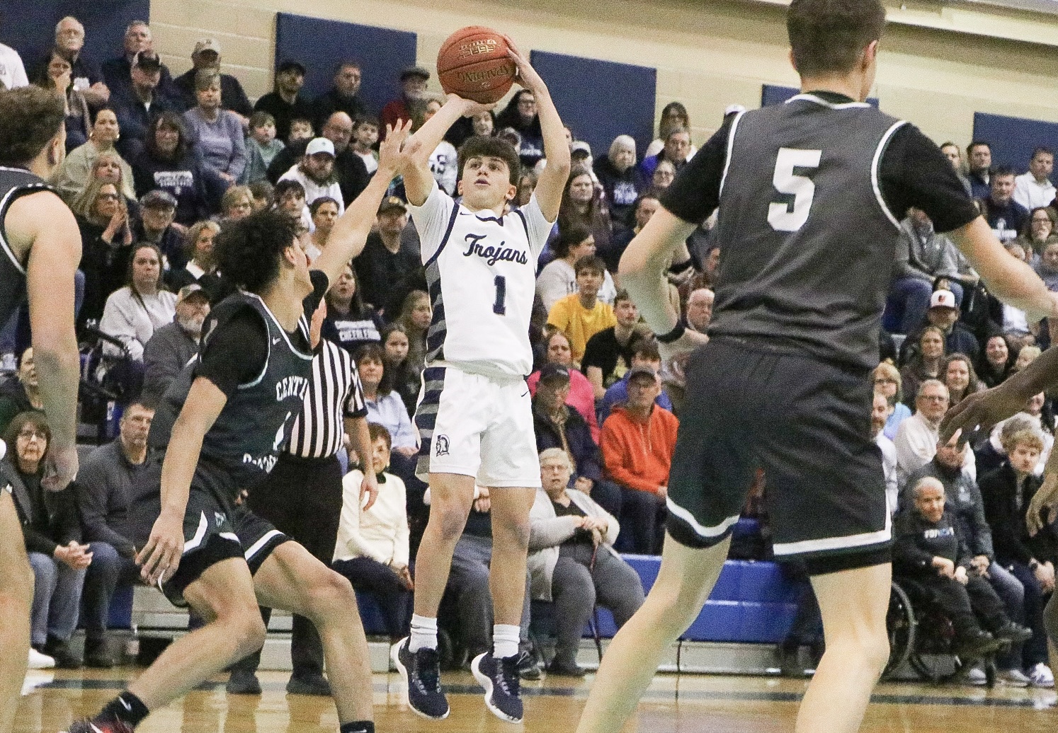 Central Dauphin vs Chambersburg in the District 3 6A boys basketball