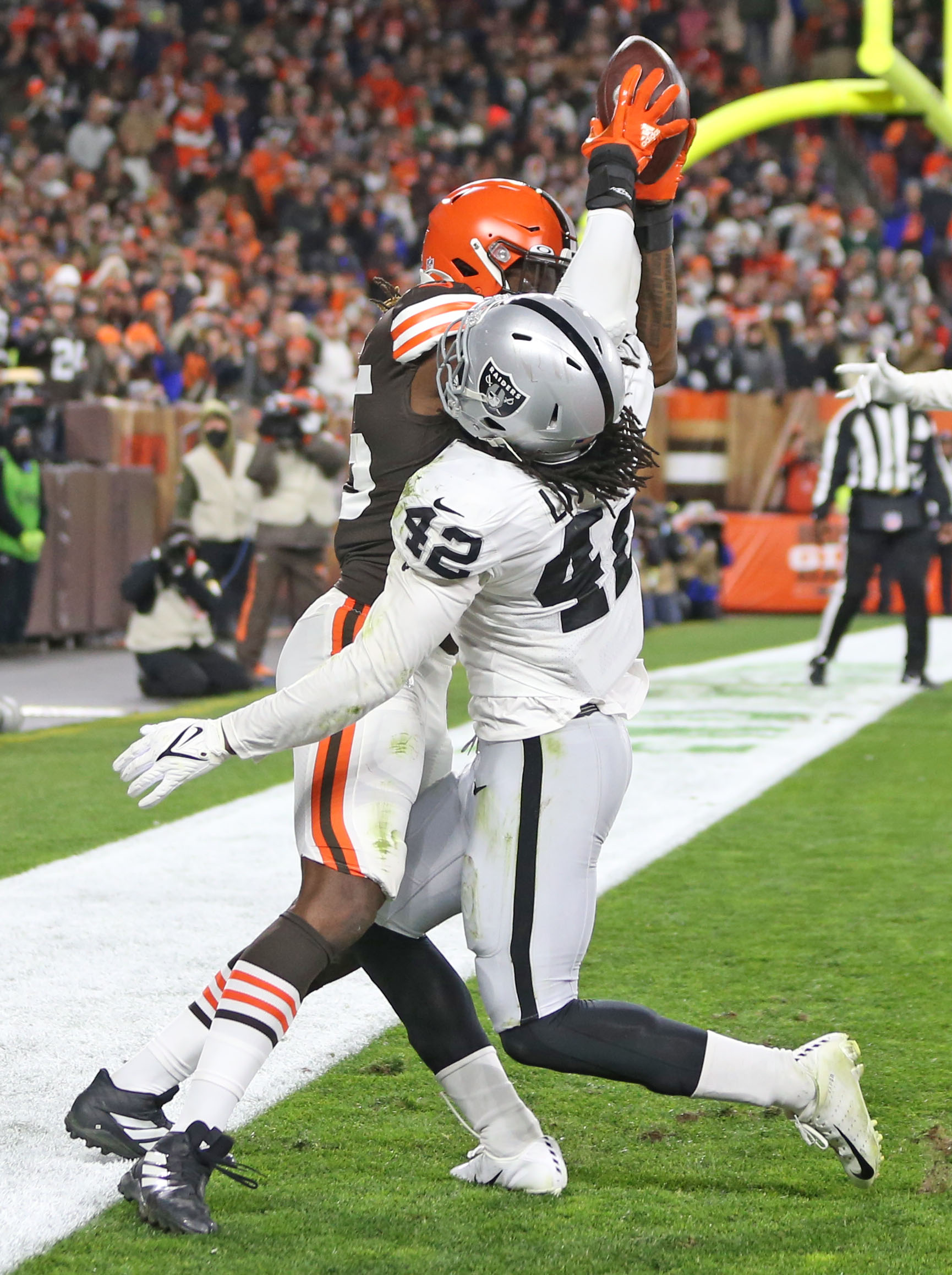 PHOTOS: Browns-Raiders warmups, Dec. 20, 2021 – News-Herald