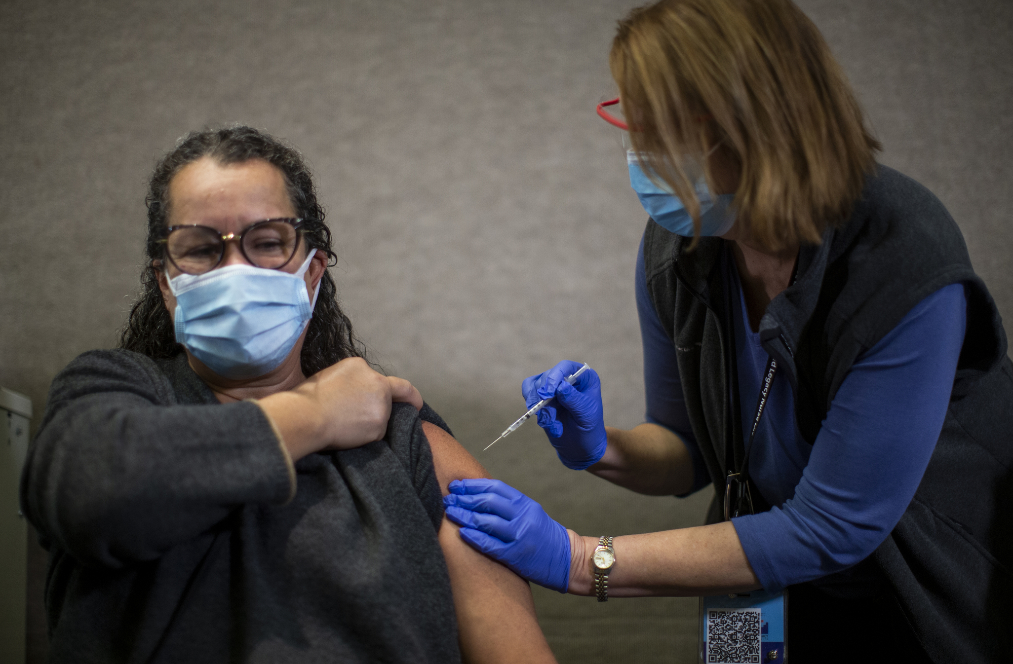 Oregon Immunizes Its First Healthcare Workers Against COVID-19 ...