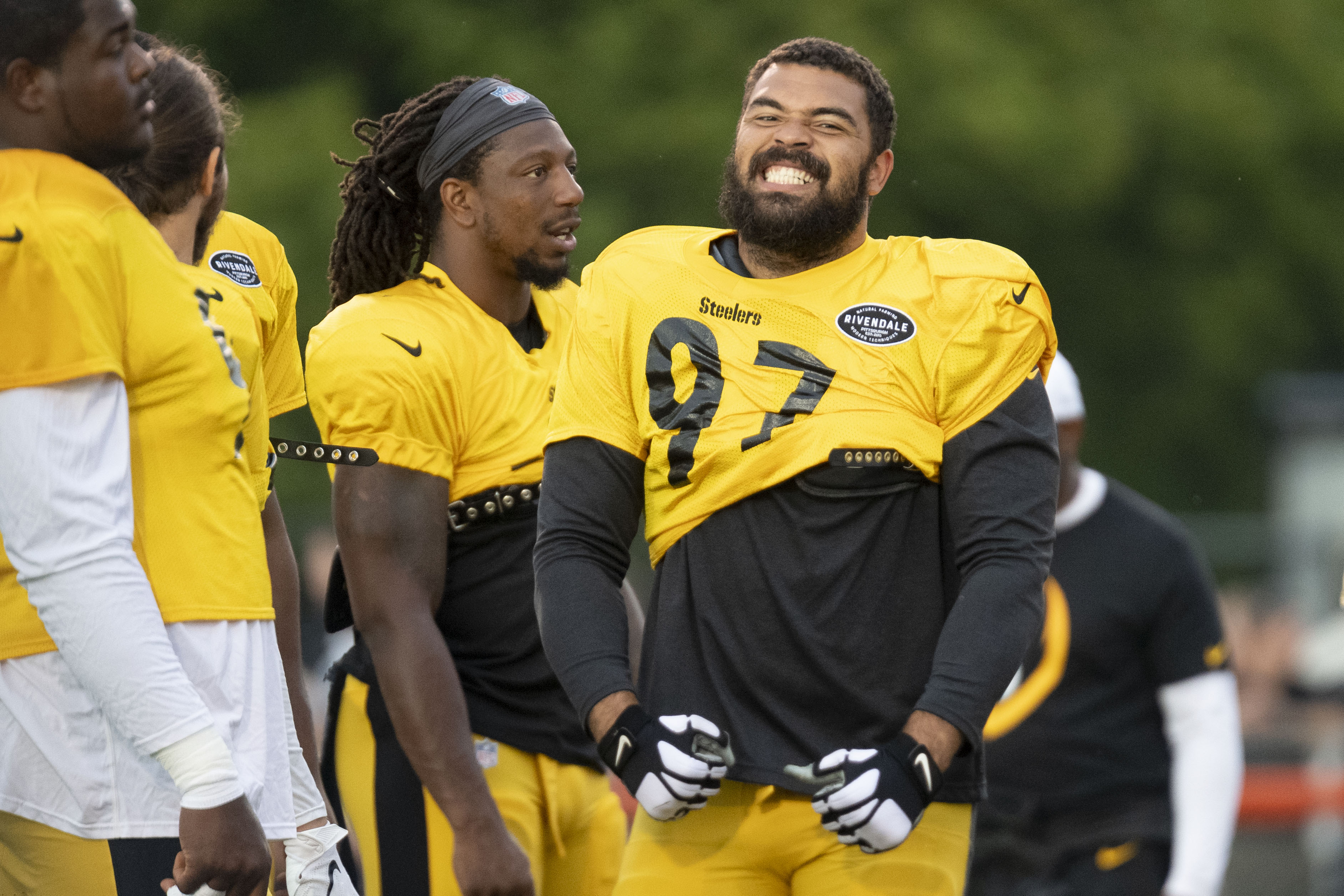 BREAKING: Cameron Heyward leaves Saint Vincent College practice, shocks teammates after getting call from wife about older son's condition - Sources say his older son was bullied and beaten so badly at a prestigious Pennsylvania school that his entire family had to go to school, and he vows to sue to protect his son...vannguyen
