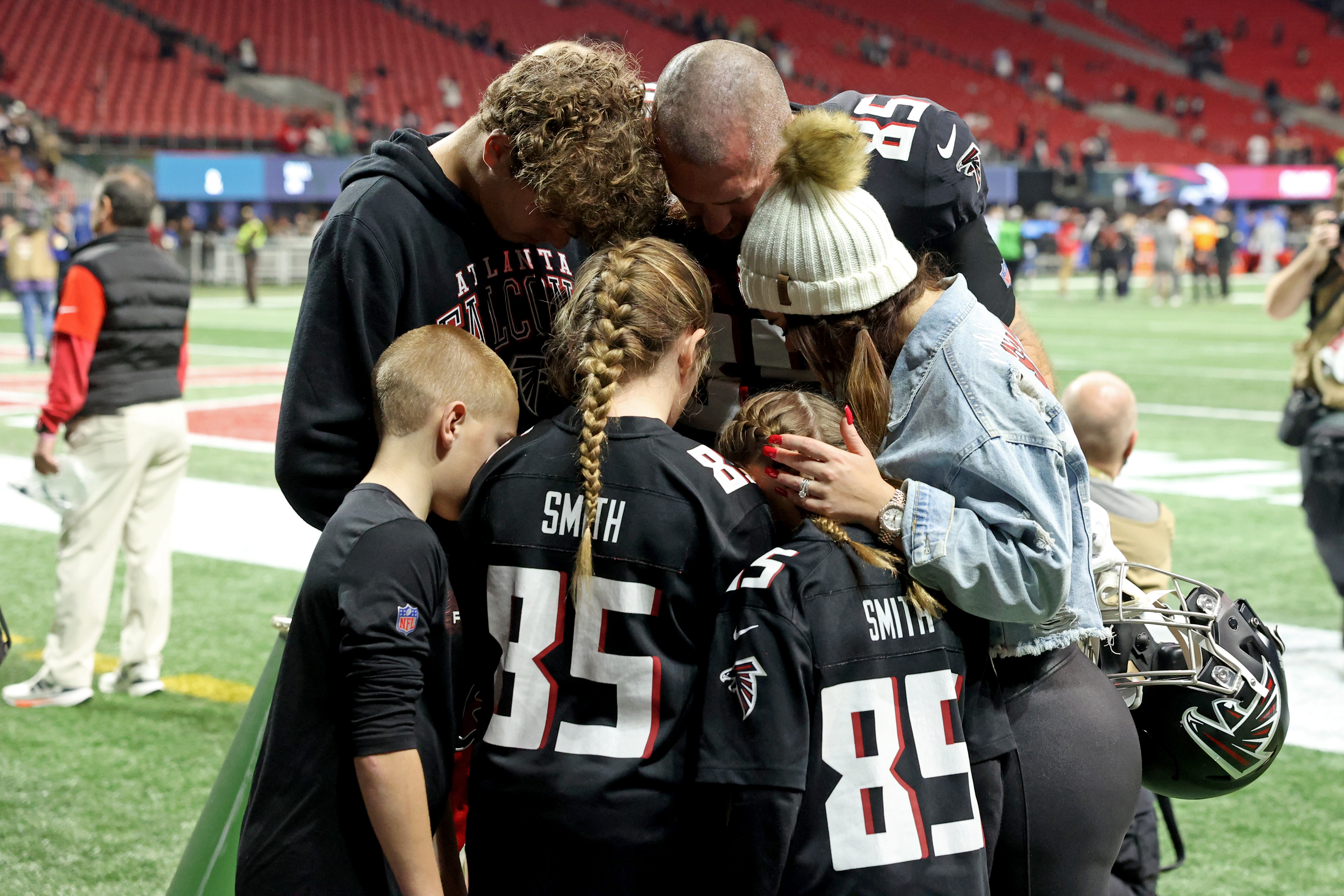 Atlanta Falcons tight end Lee Smith (85) works during the second