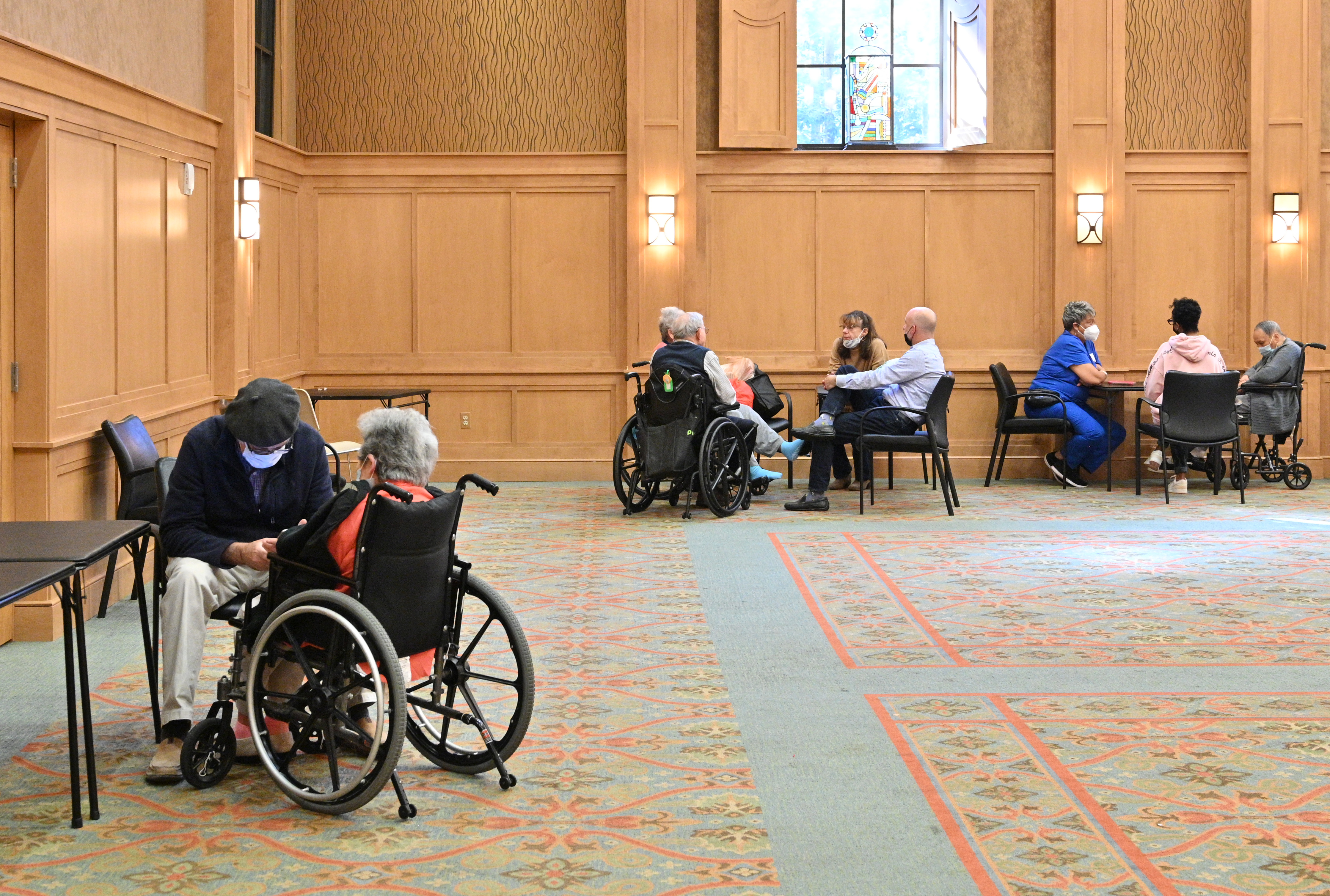 Visitors meet senior residents at William Breman Jewish Home in Atlanta on Wednesday, November 17, 2021. Harley Tabak, President and CEO of Jewish Home Life, which operates Breman, said they initially set a June vaccine deadline for its staff, but then delayed it due to concerns over losing workers. (Hyosub Shin / Hyosub.Shin@ajc.com)