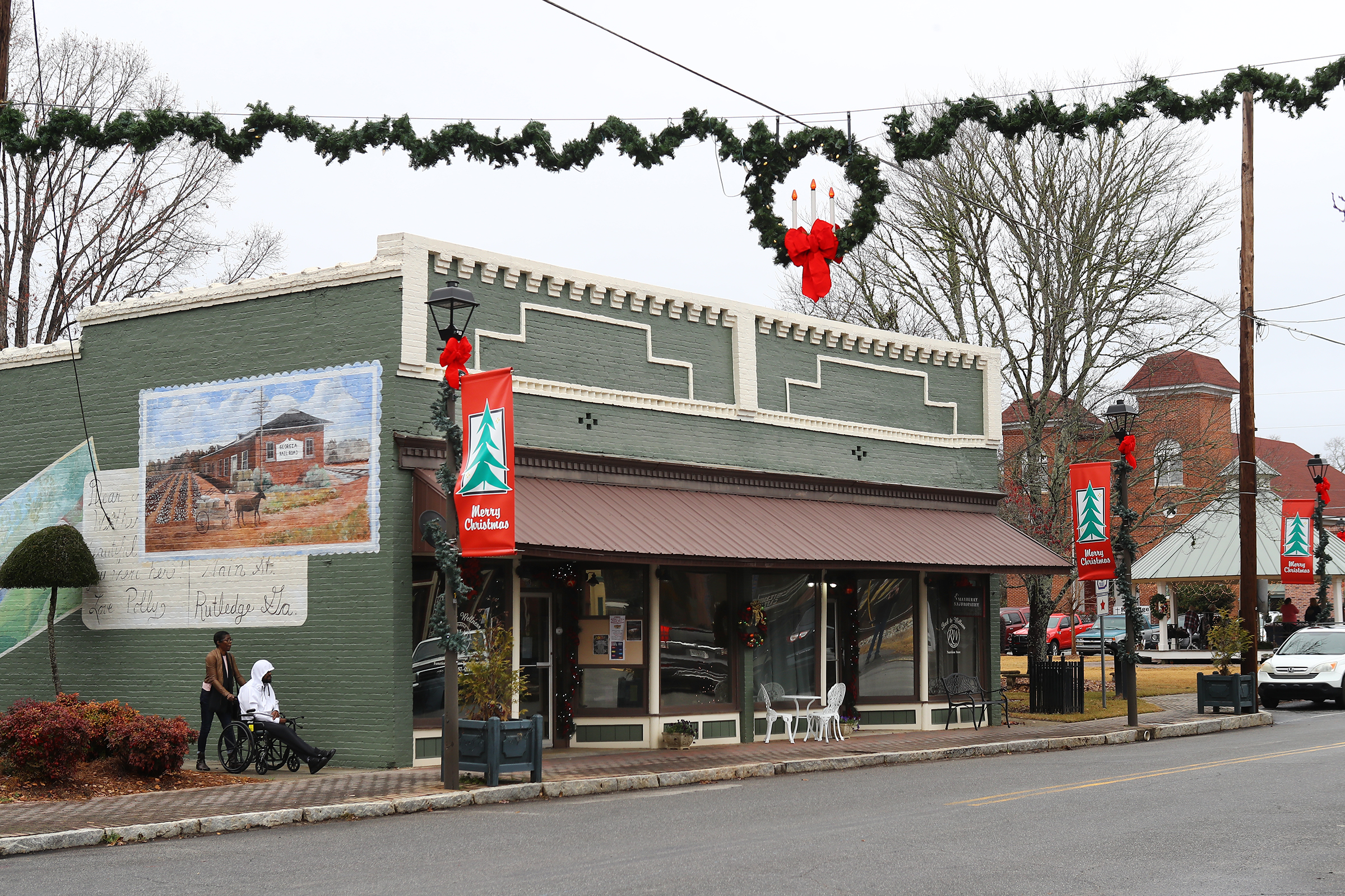 120821 Rutledge: A wreath and Christmas decorations hang over Main Street in downtown Rutledge on Wednesday, Dec 8, 2021.. “Curtis Compton / Curtis.Compton@ajc.com”`