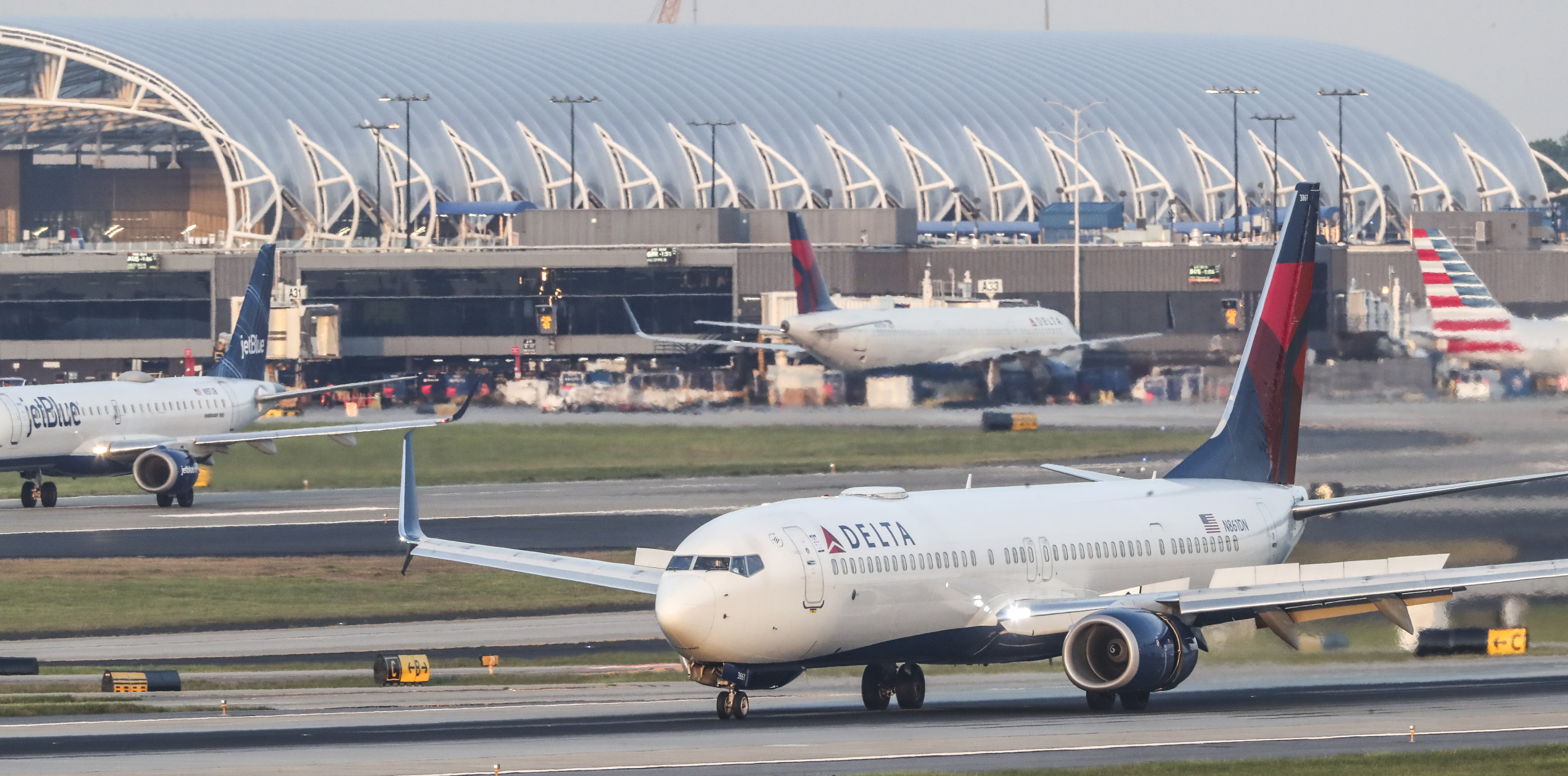Flight disruptions and mishandled baggage worsened as passengers returned to the skies last year, according to an annual study of airline industry performance. (John Spink / John.Spink@ajc.com)