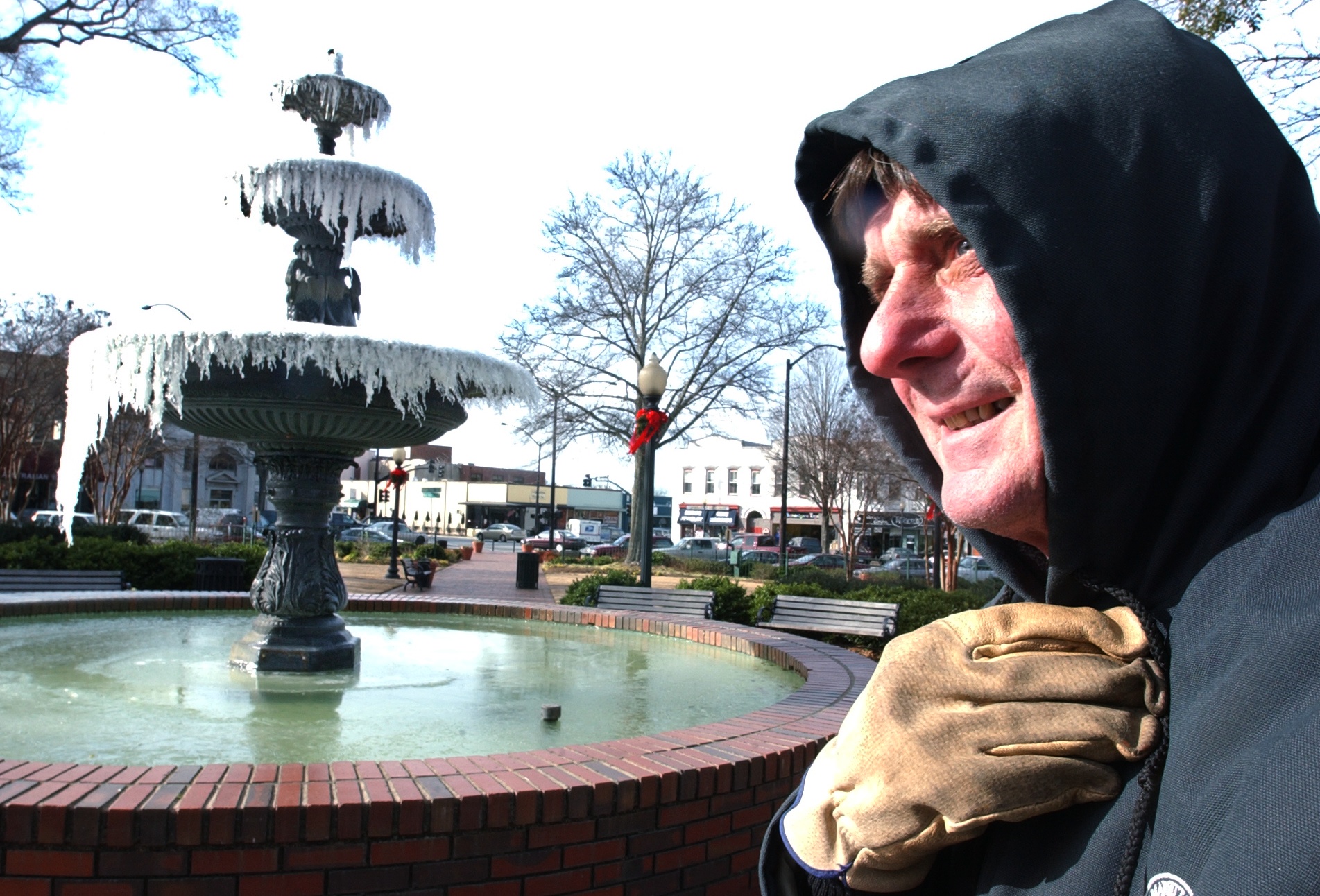 Jan. 7, 2004: City of Marietta employee Bob Keith tries to stay warm while cleaning Glover Park on the Marietta Square. The fountain sits frozen as the morning temperature in Marietta hovered around 19 degrees. (Andy Sharp/AJC)