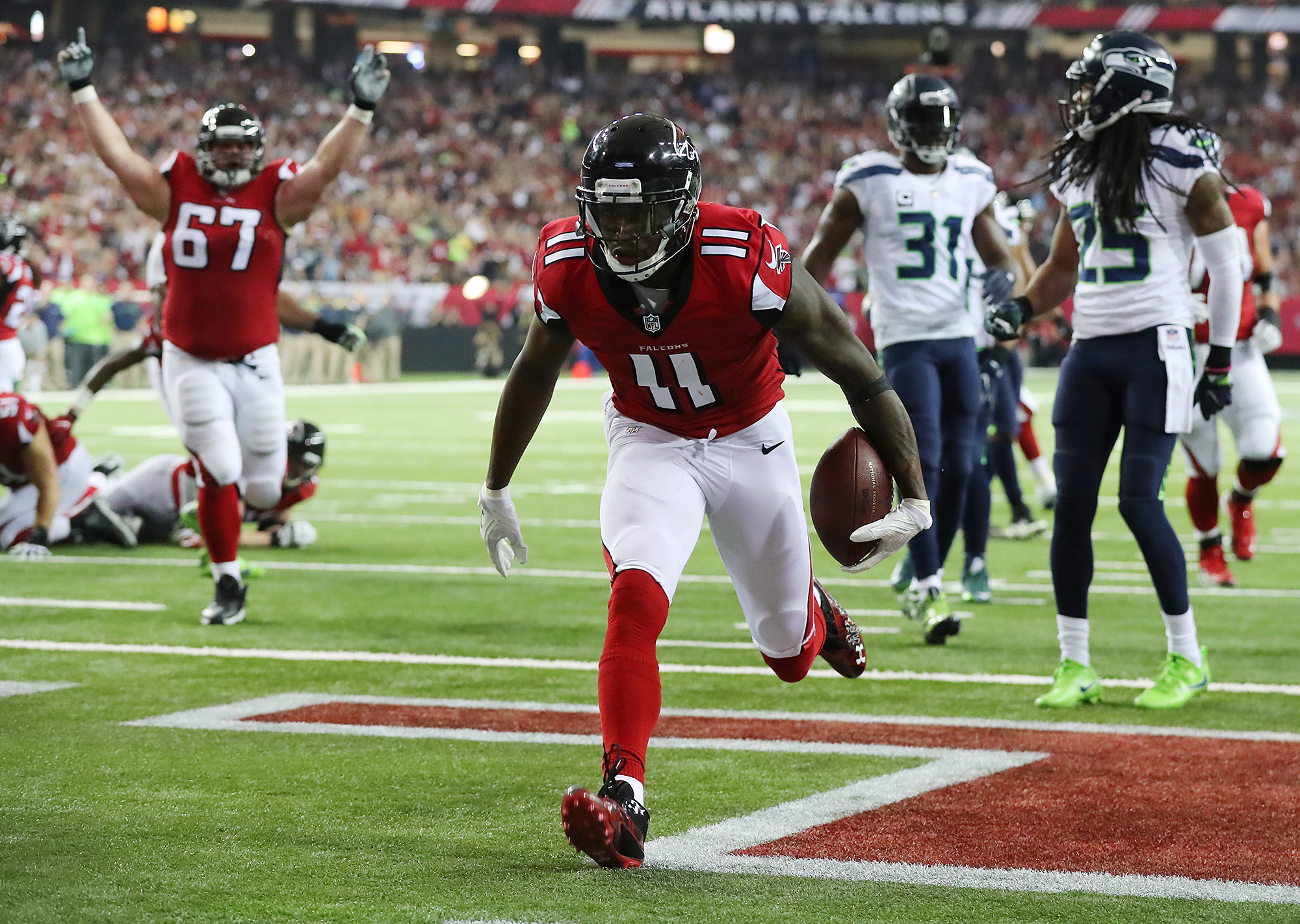 NFL - First look at Julio Jones in the Falcons' new unis 