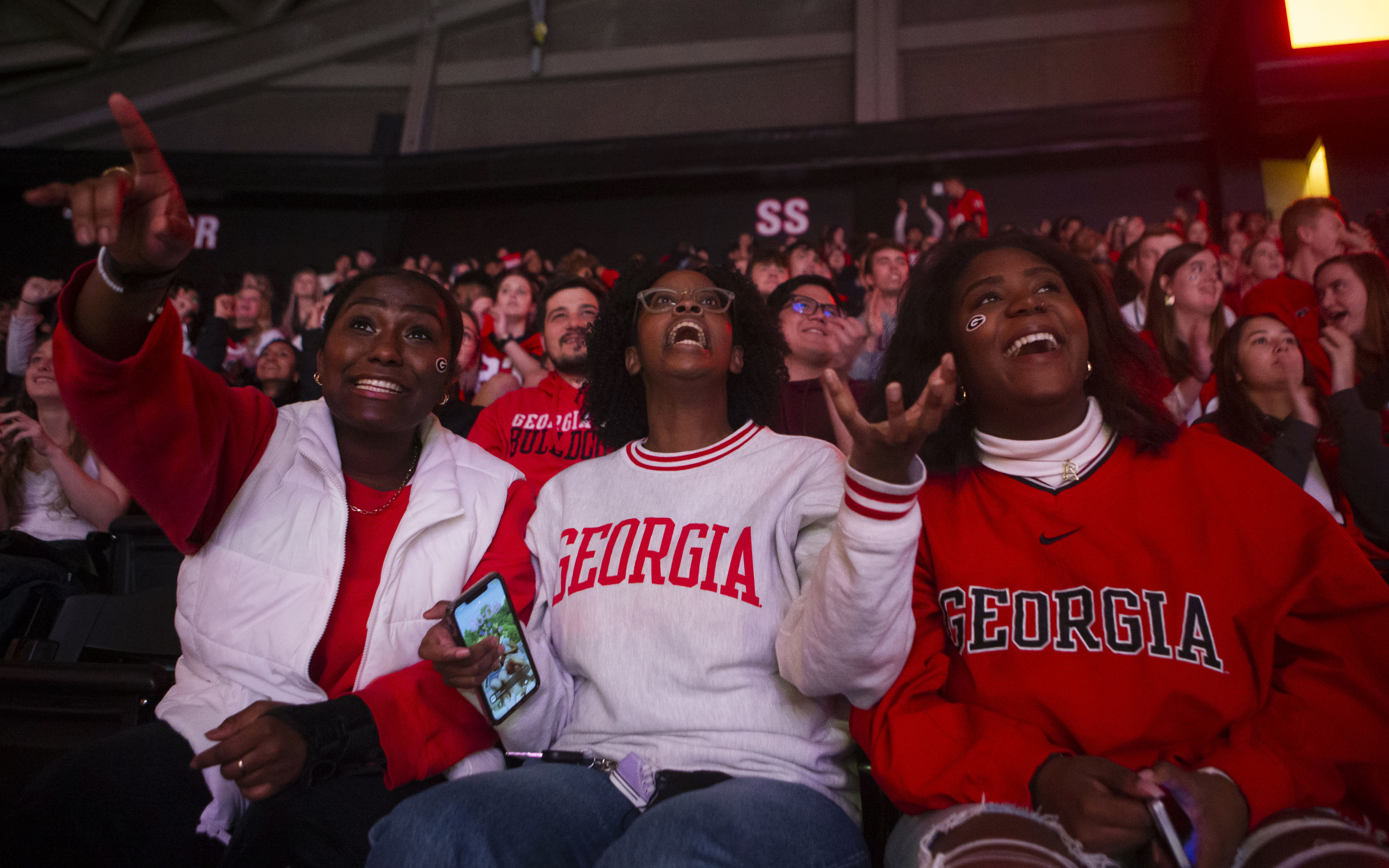 Thousands of students fill Stegeman Coliseum for Georgia Bulldogs watch  party