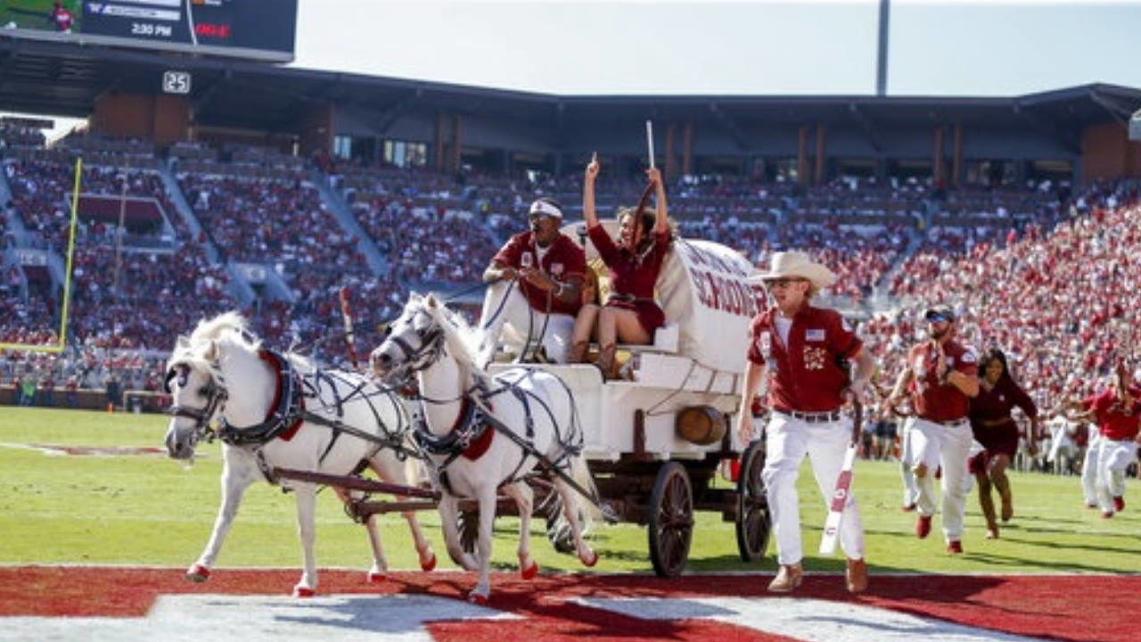 Scary moment: Oklahoma's 'Sooner Schooner' tips over after touchdown, image size:1280x720