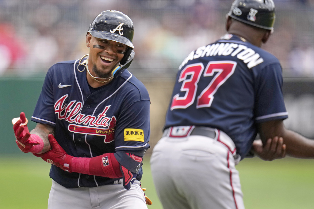 Chipper Jones rescues ex-teammate Freddie Freeman in Atlanta snowstorm  (kind of)