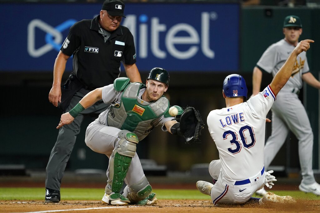 Braves catcher Sean Murphy called for interference that brings home  Phillies run in Game 1 of NLDS South & Southeast News - Bally Sports