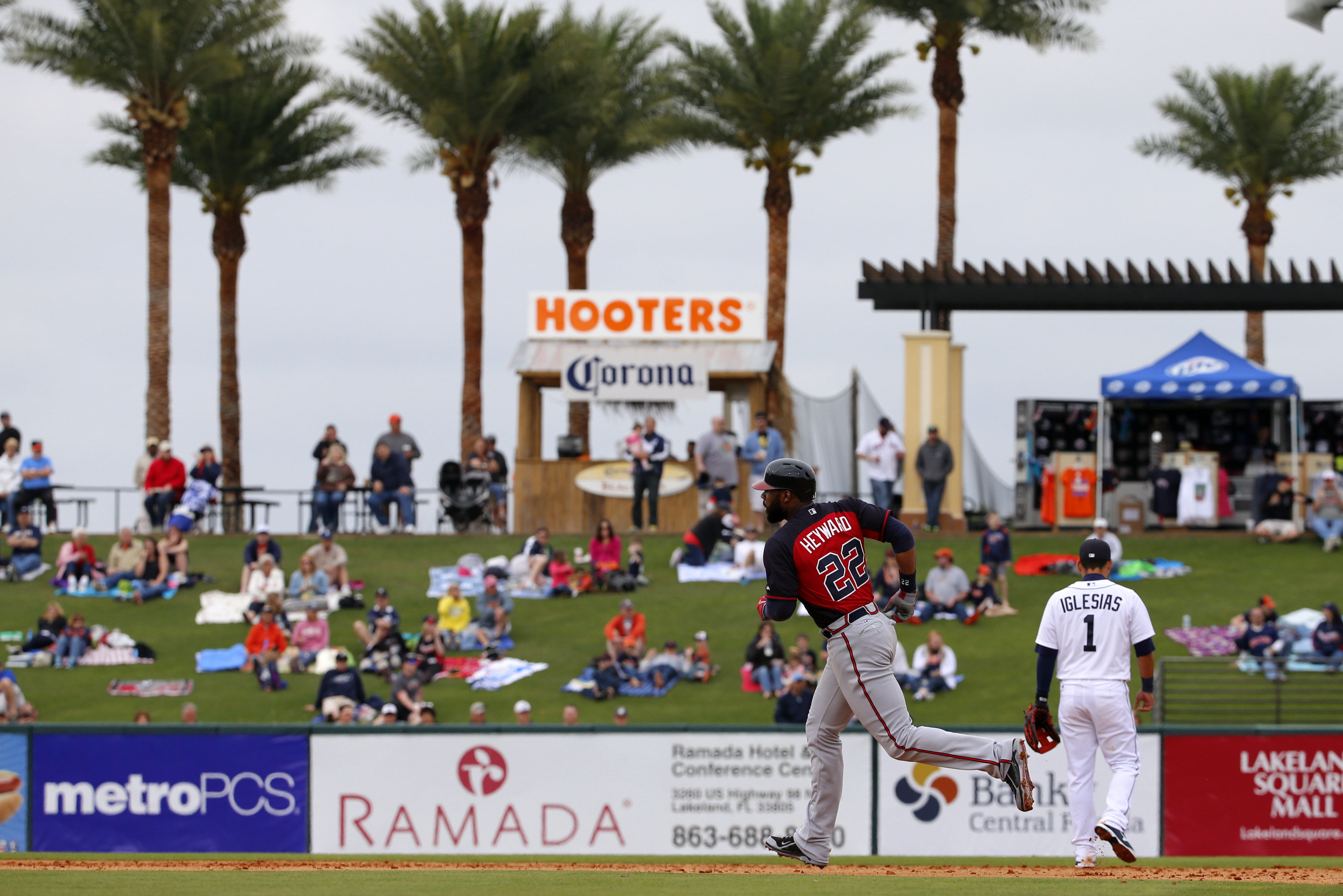 Braves' Heyward breaks jaw when struck by 90 mph pitch