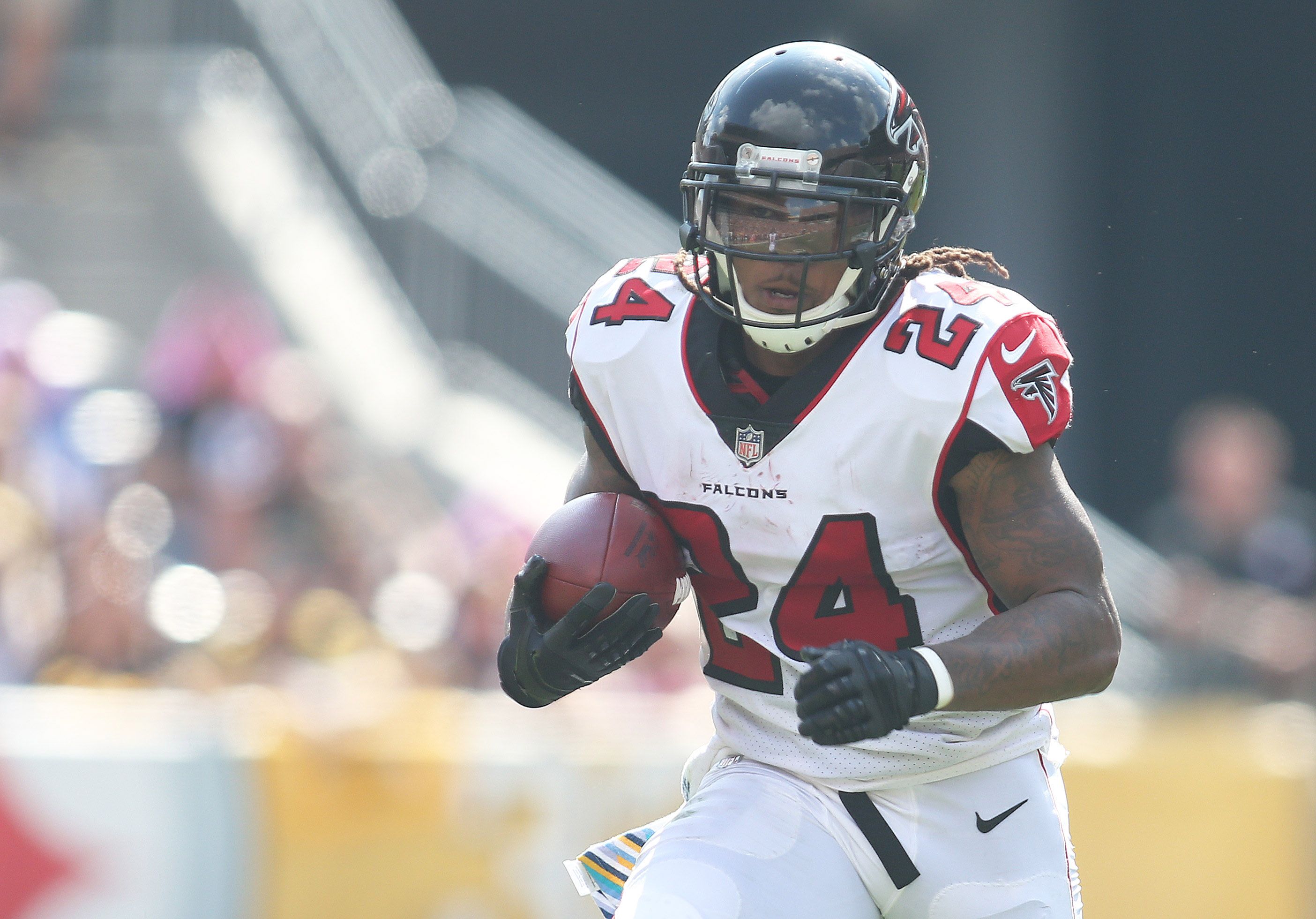 Falcons hope Devonta Freeman can make it back from hernia surgery